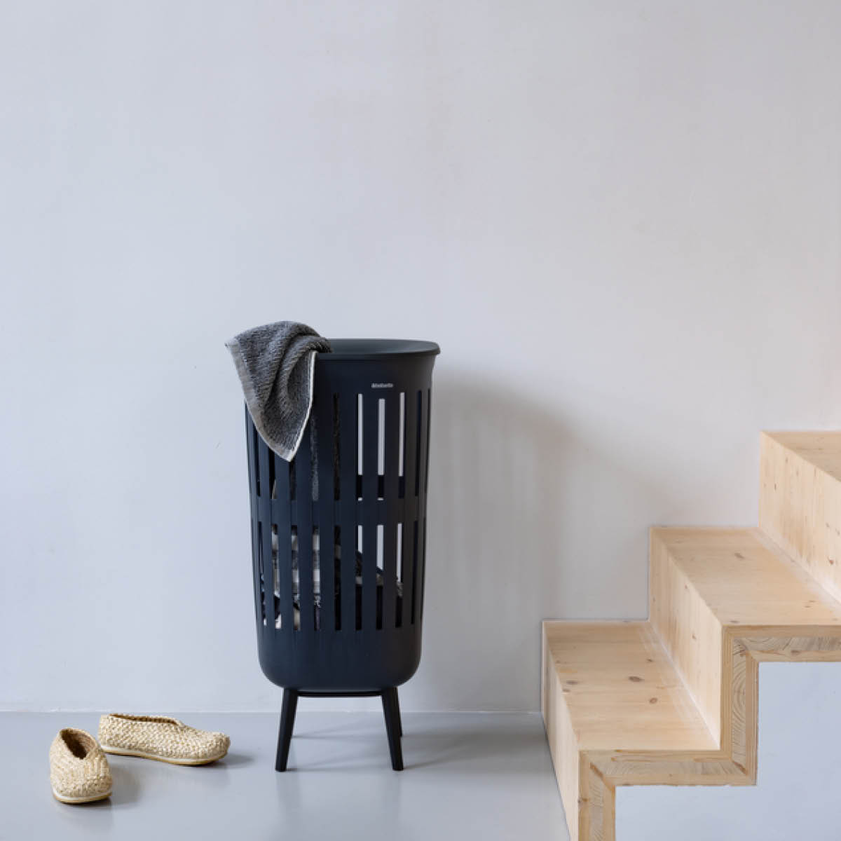 Brabantia Collect-It tvättkorg med ben 55 L svart