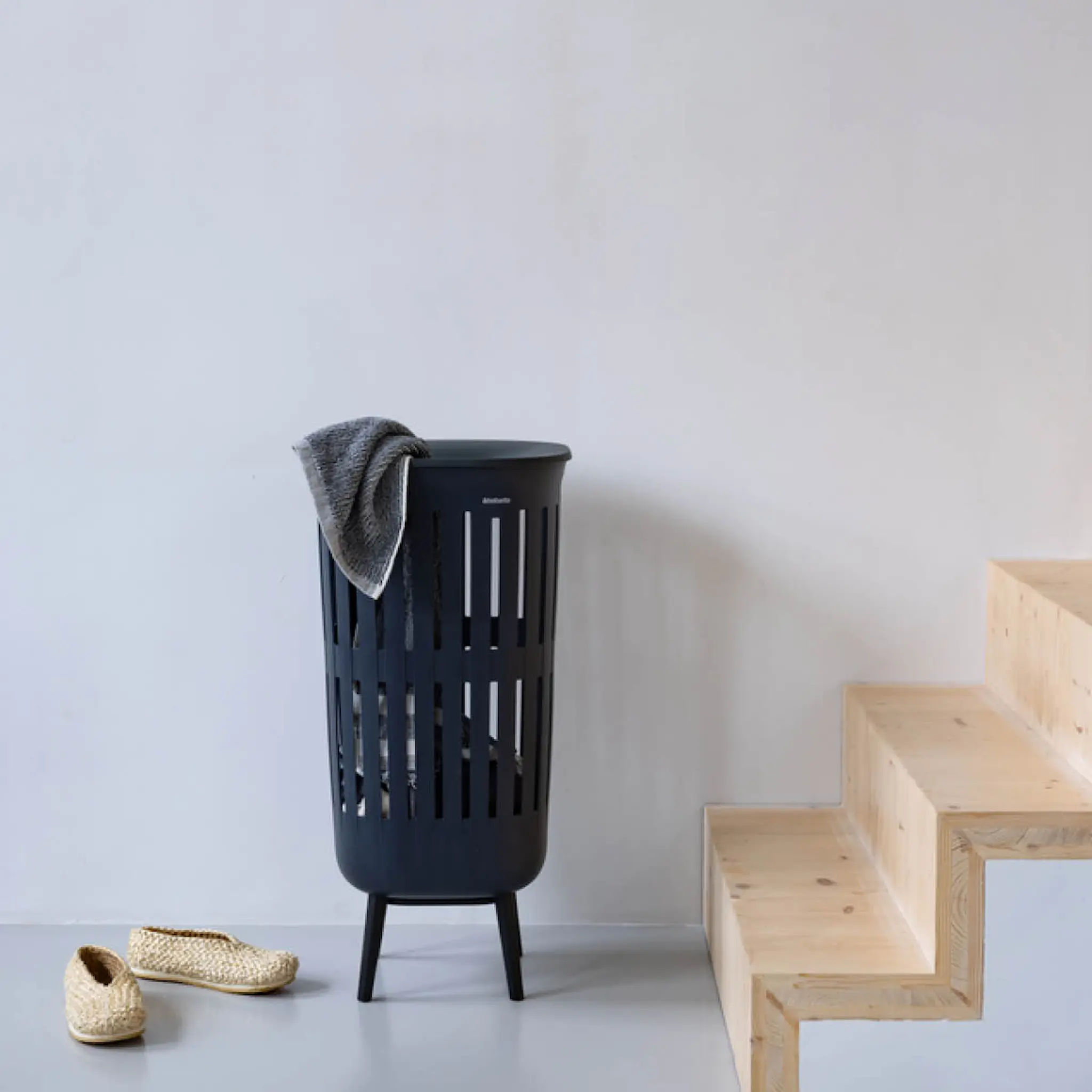 Brabantia Collect-It tvättkorg med ben 55 L svart