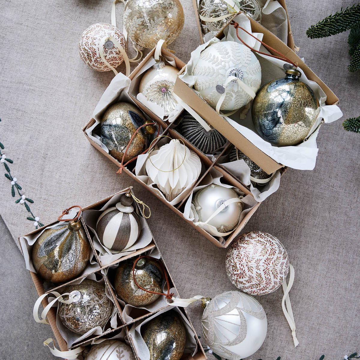 Lene Bjerre Hilde juledekorasjon 8 cm mørkerød