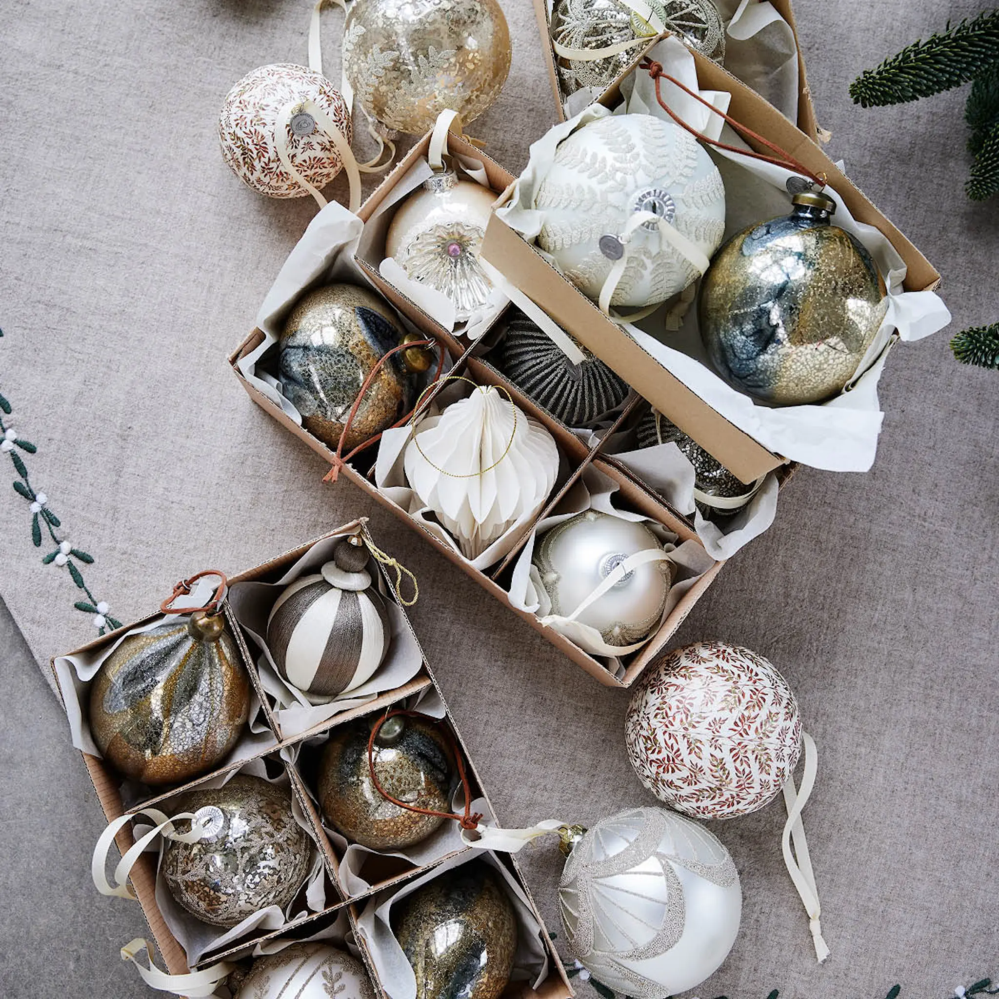 Lene Bjerre Hilde juledekorasjon 8 cm mørkerød