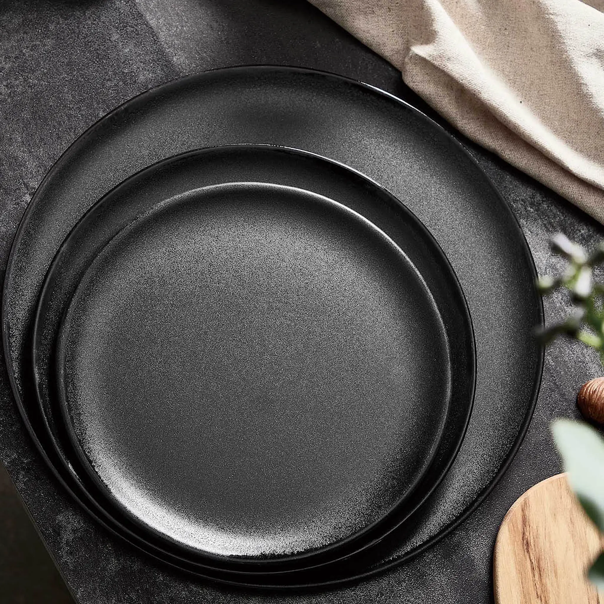 Aida RAW Titanium Black frokosttallerken 23 cm hover