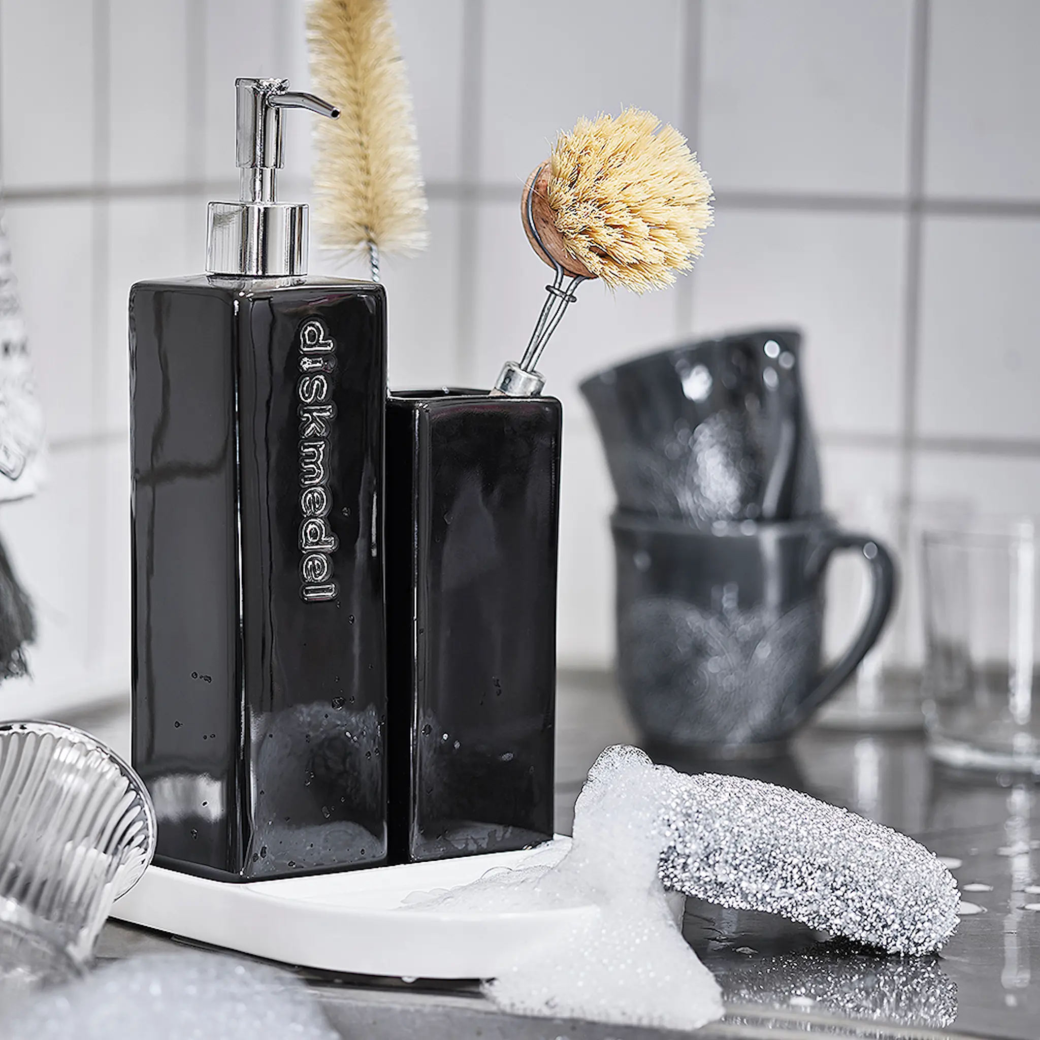 Cult Design Kub oppvaskmiddel dispenser 25 cm svart hover