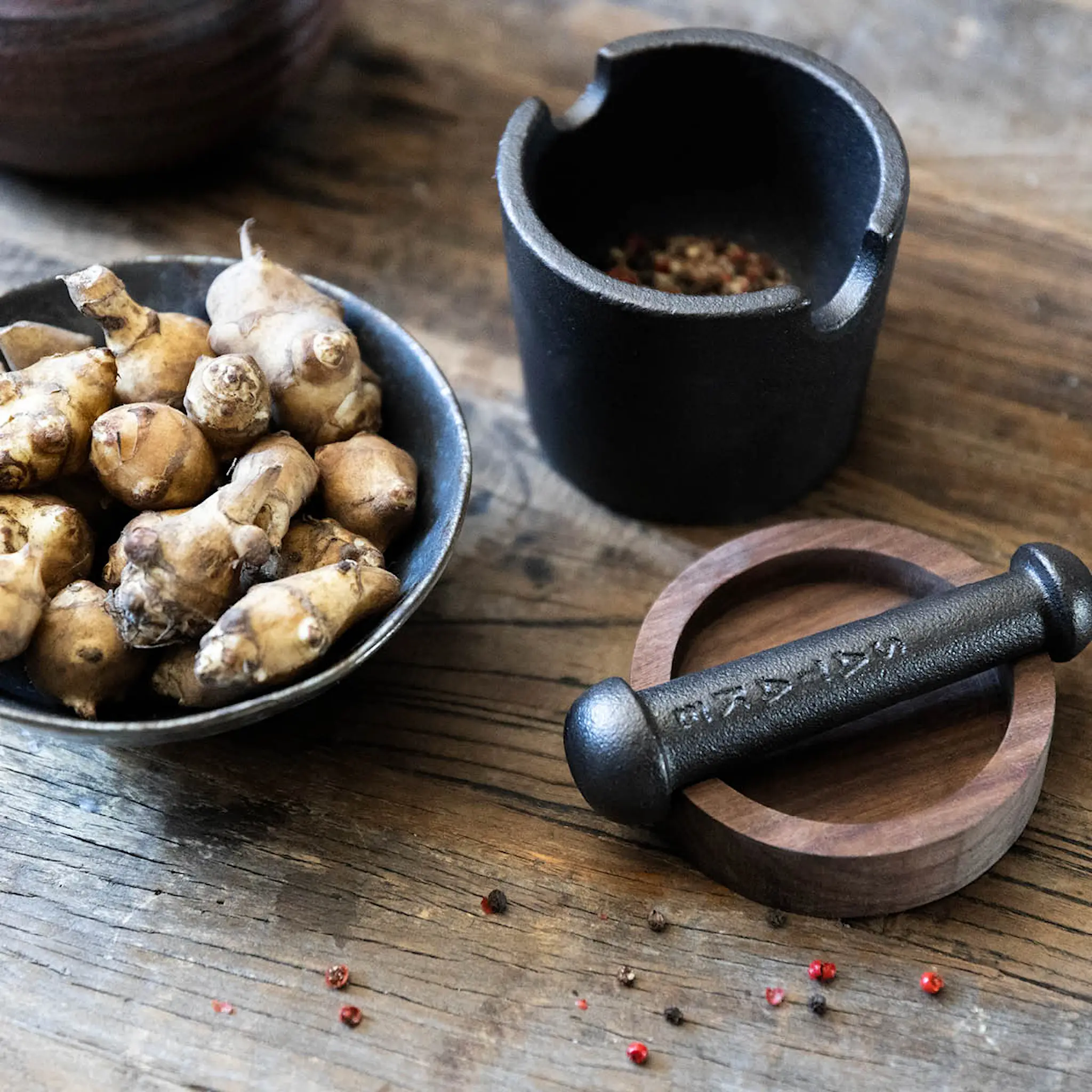 Satake Mortteli kannella 10x8,5 cm Valurauta/Pähkinäpuu