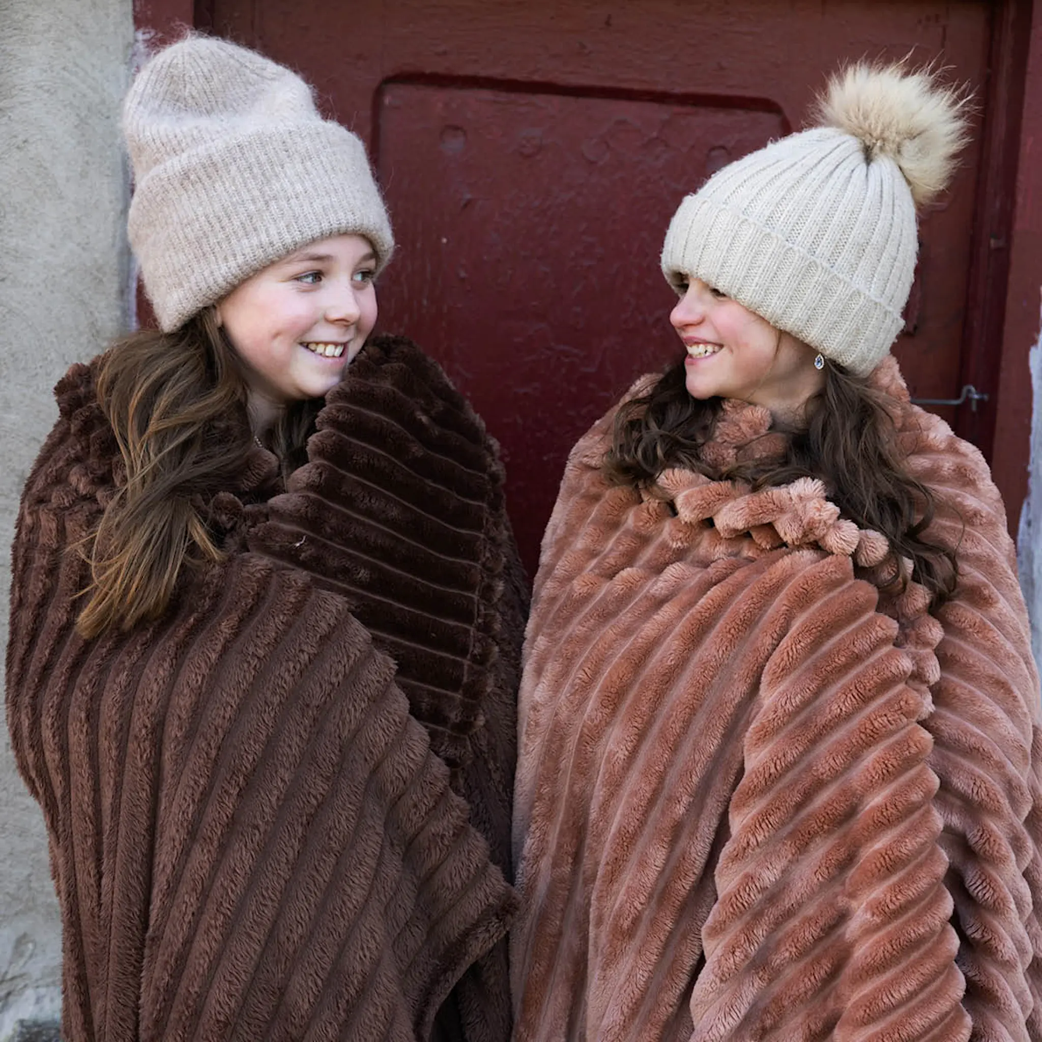 Sagaform Esther fleece pledd 130x170 cm mørk brun hover