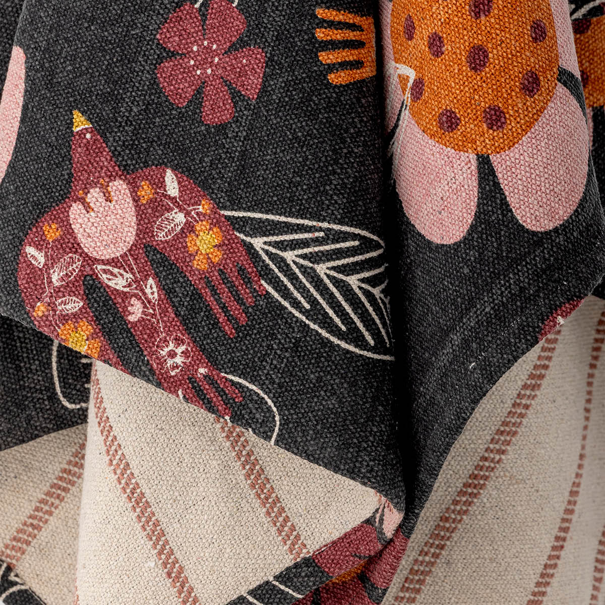 Bloomingville Vivielle pledd 160x130 cm blomster mørk
