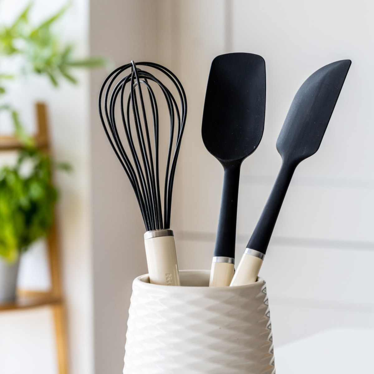 KitchenAid Core Pallovispilä silikoni 27,5 cm Almond Cream