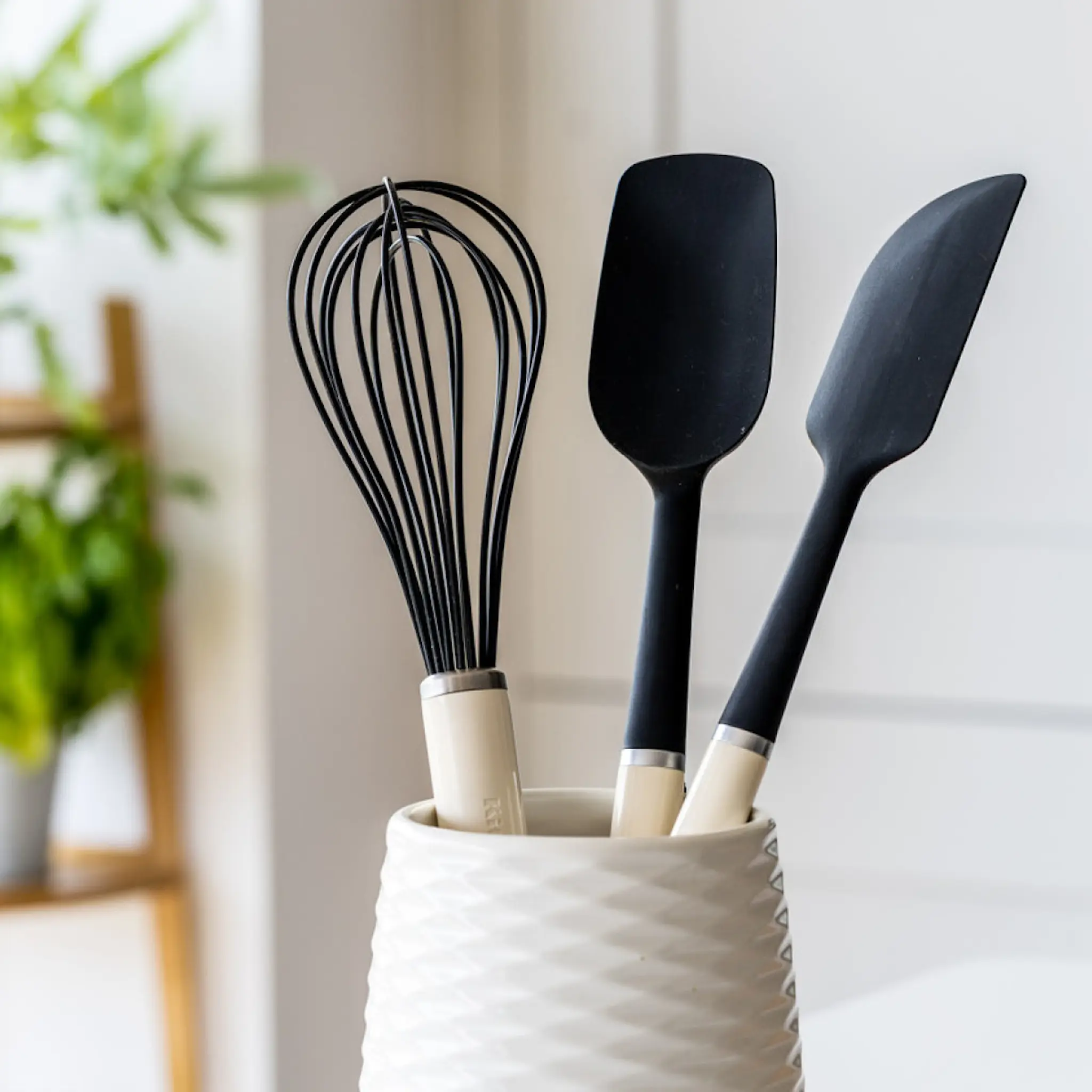 KitchenAid Core ballongvisp silikon 27,5 cm almond cream