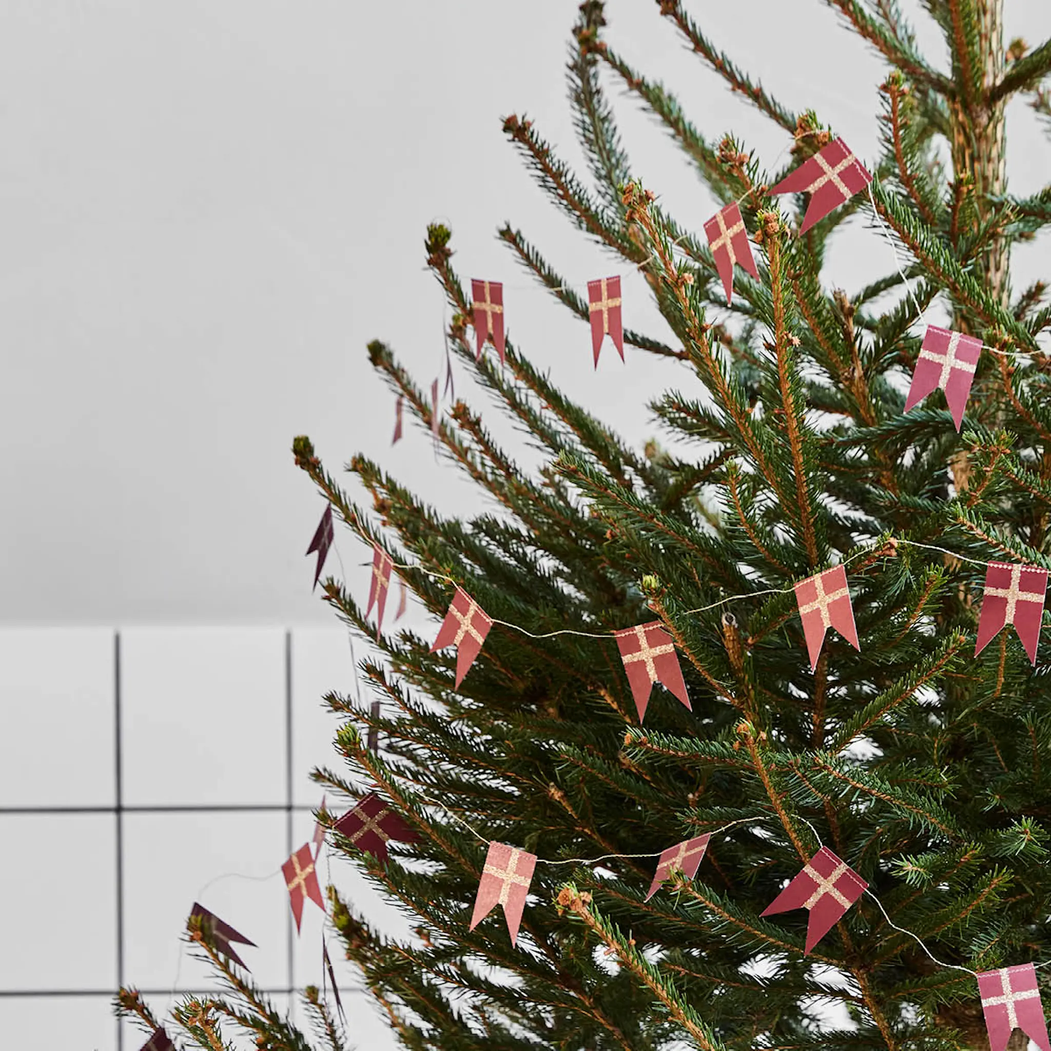 House Doctor Flags Viirinauha 500 cm Punainen/Samppanja