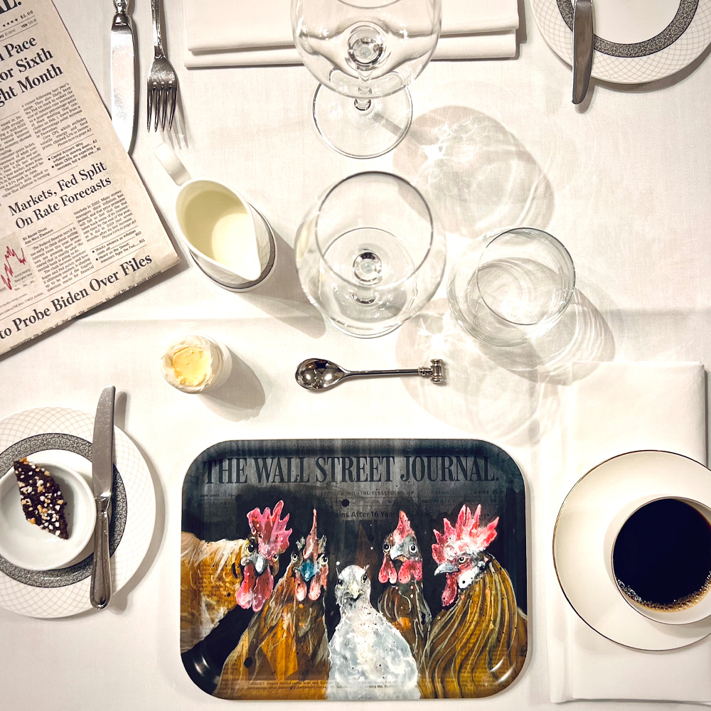 LISA TÖRNER ART Tarjotin Roosters of Wall Street 20x27 cm