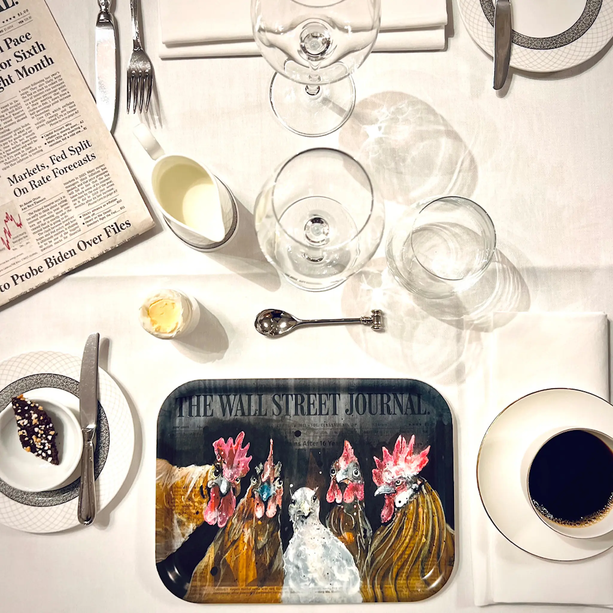 LISA TÖRNER ART Tarjotin Roosters of Wall Street 20x27 cm