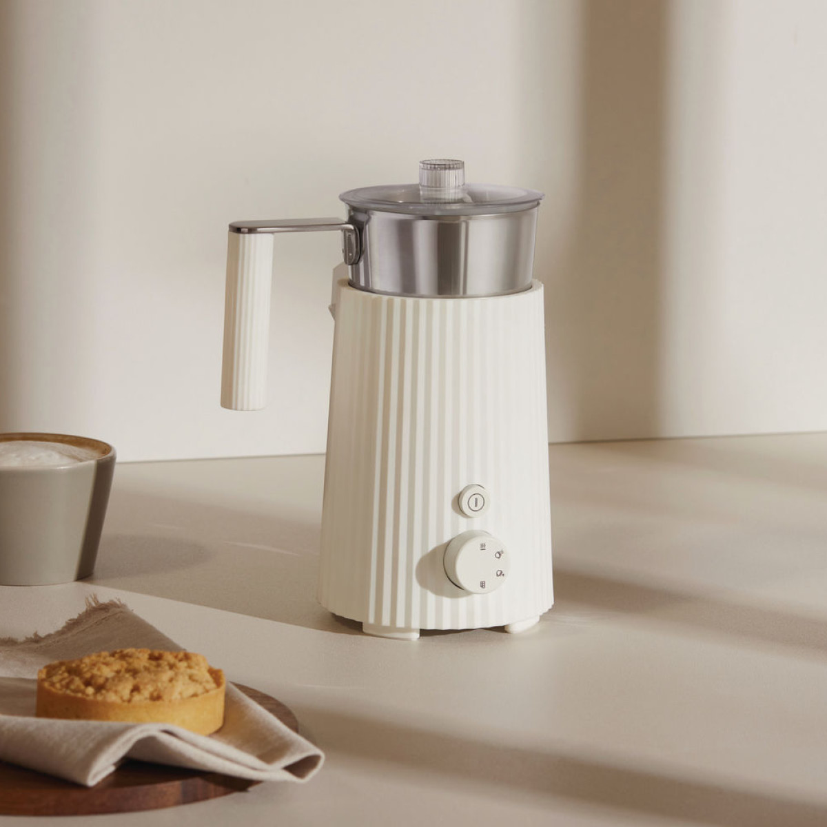 Alessi Plissé multifunktionell mjölkskummare 22,5 cm vit