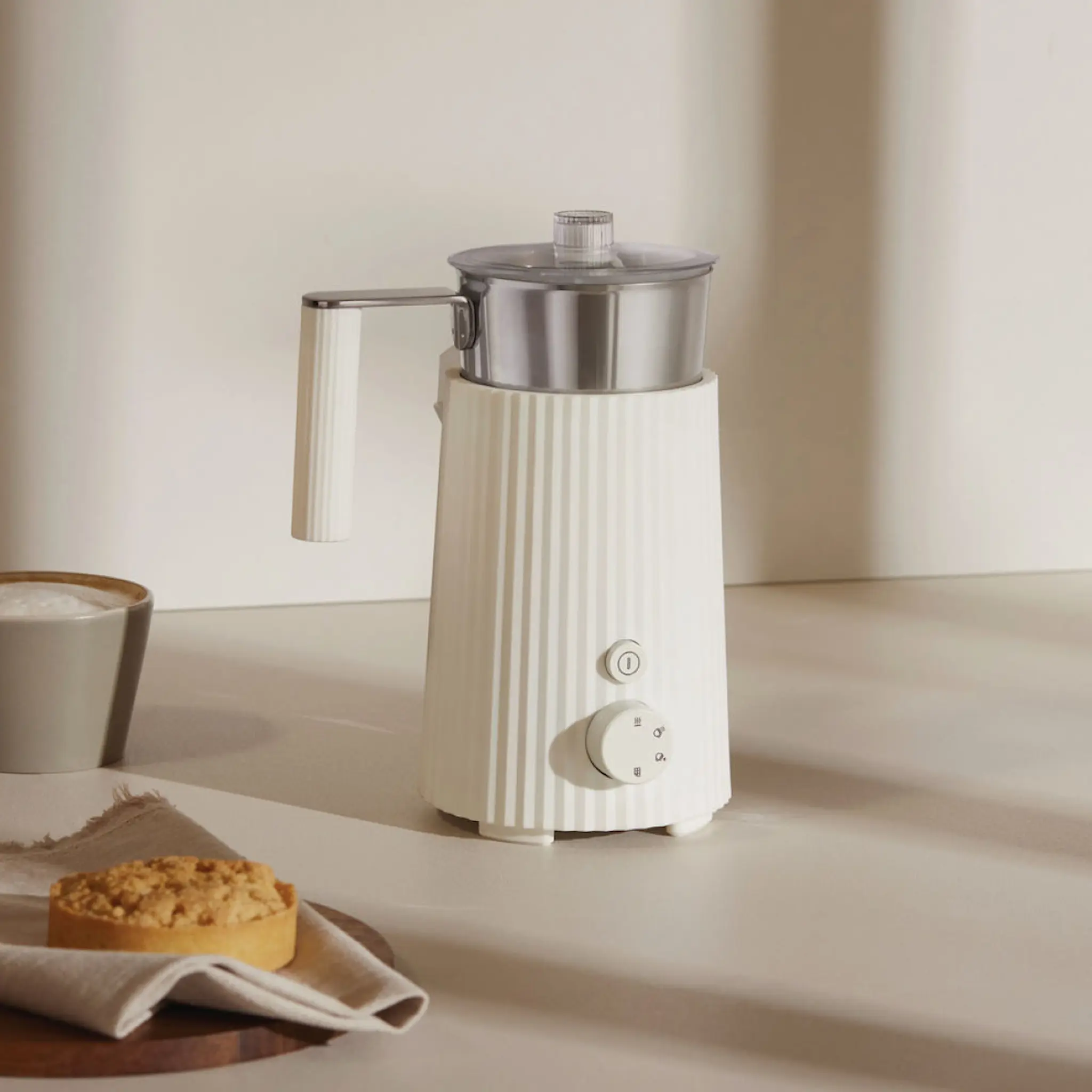 Alessi Plissé multifunktionell mjölkskummare 22,5 cm vit