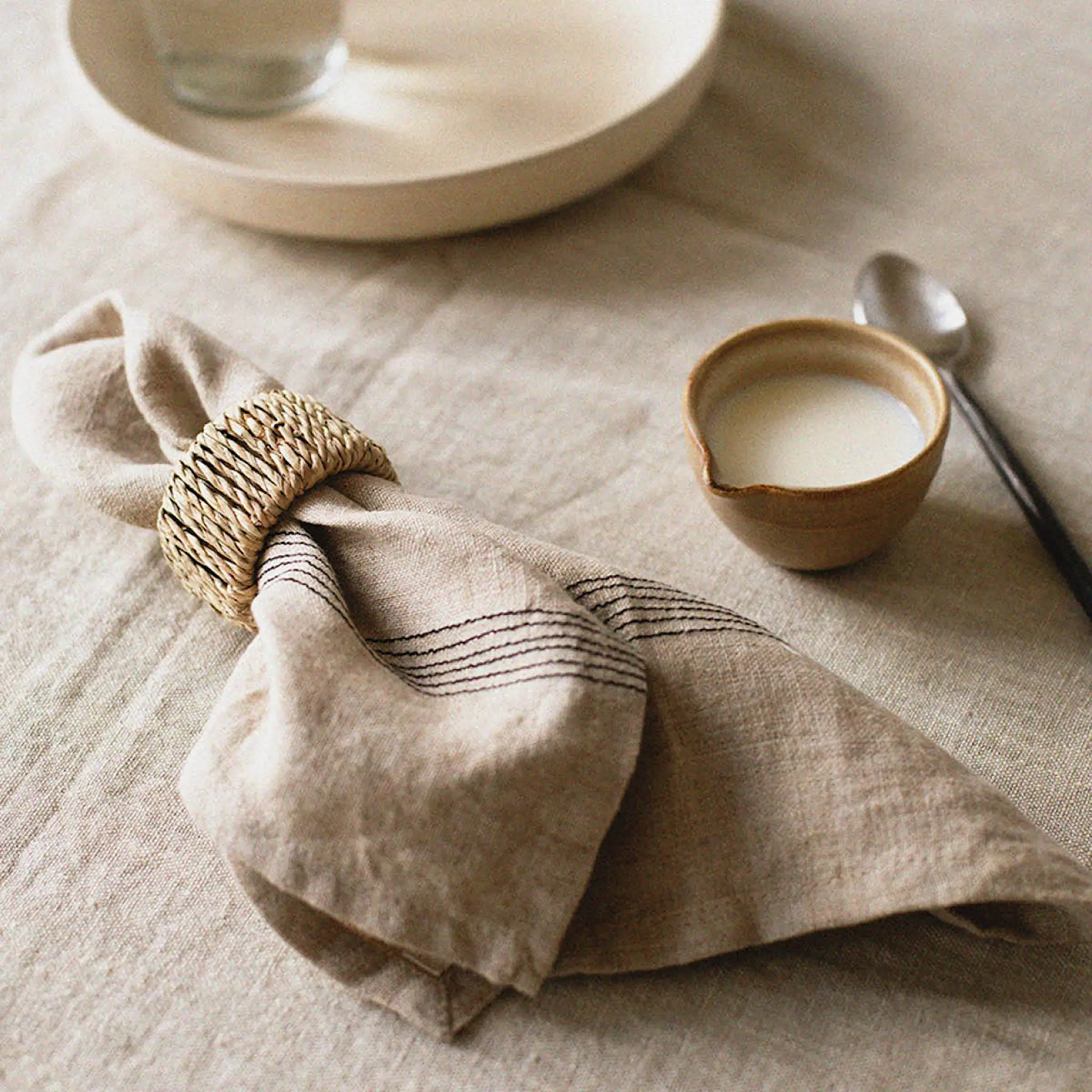 Tell Me More Livia tygservett 45x45 cm beige/svart