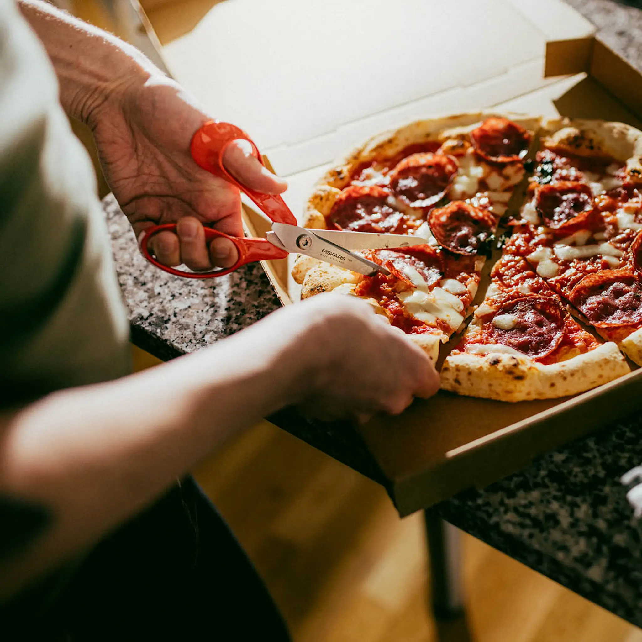 Fiskars Classic universalsax vänster 21 cm orange