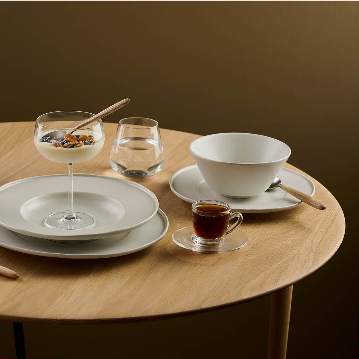 Modern House White Satin Lautanen 23 cm White Snow