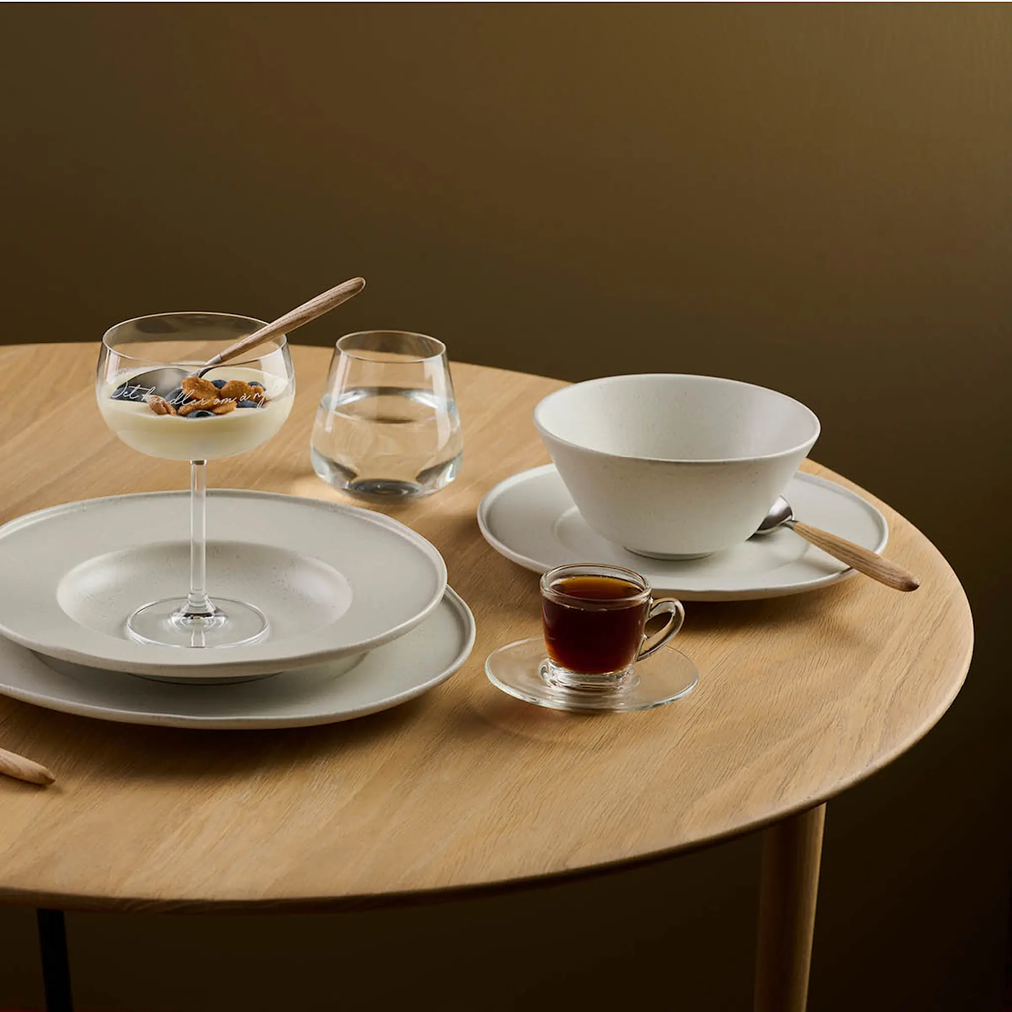 Modern House White Satin Lautanen 23 cm White Snow