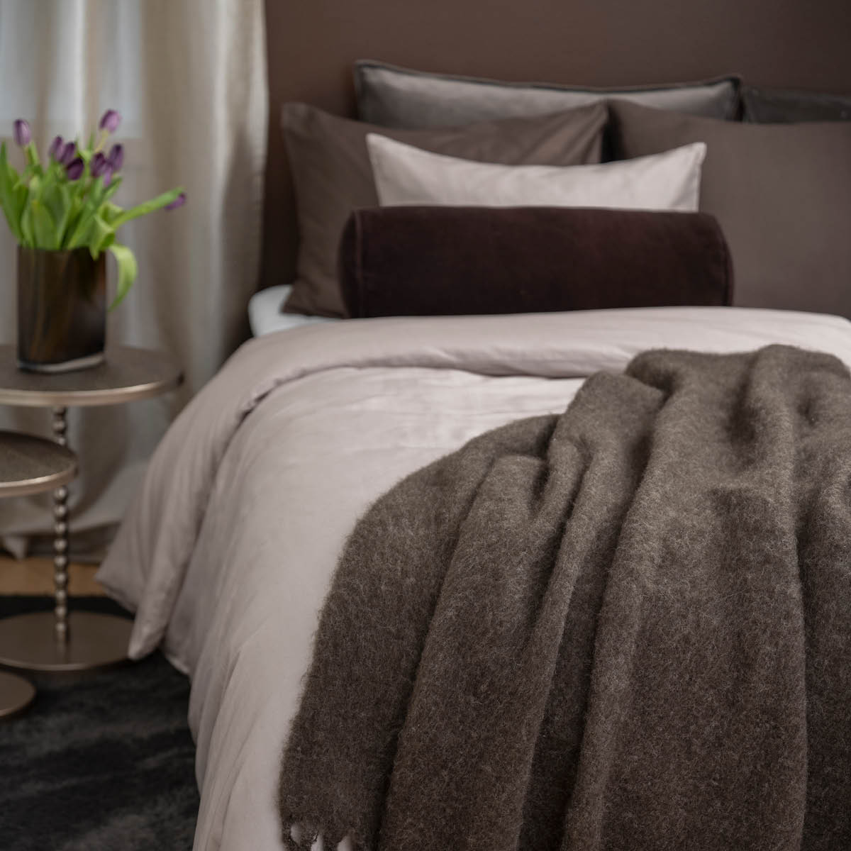 Fanni K Bolster kudde sammet 55x20 cm espresso