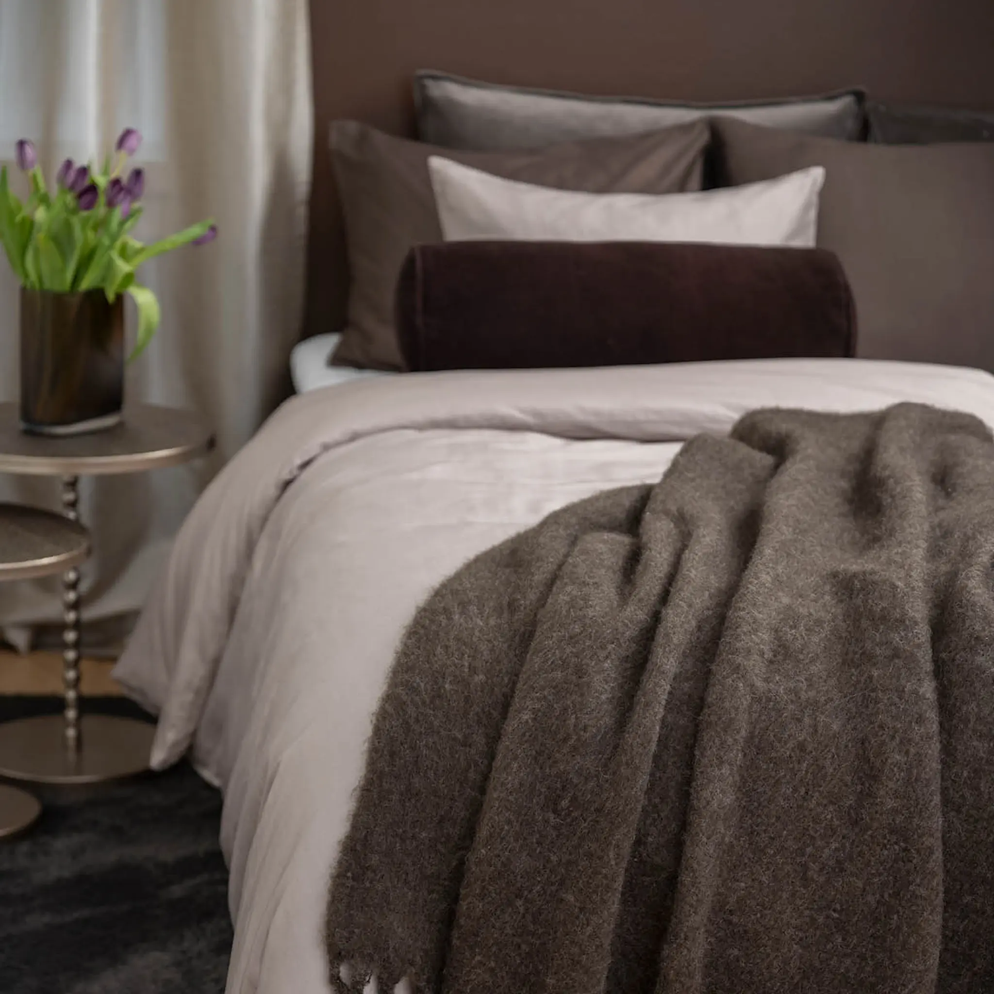 Fanni K Bolster kudde sammet 55x20 cm espresso