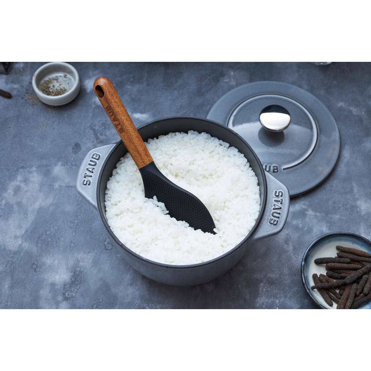 Staub Risskje i silikon 22 cm akasietree/svart