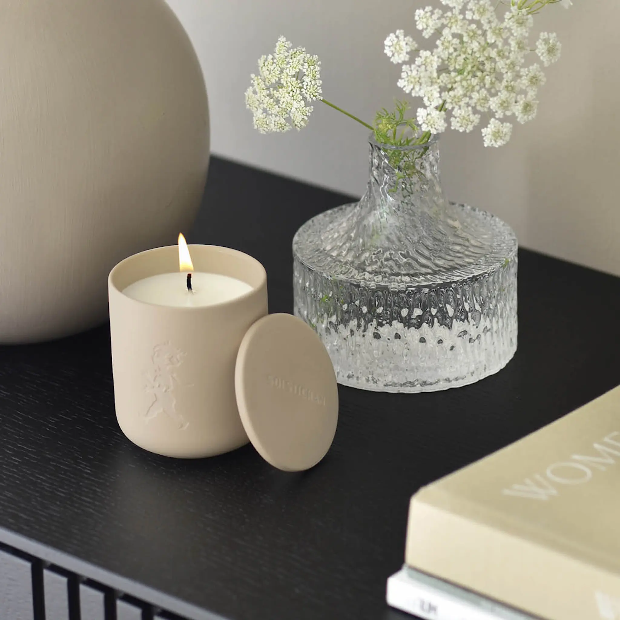 SOLSTICKAN Duftlys i keramikk beige (lin) hover