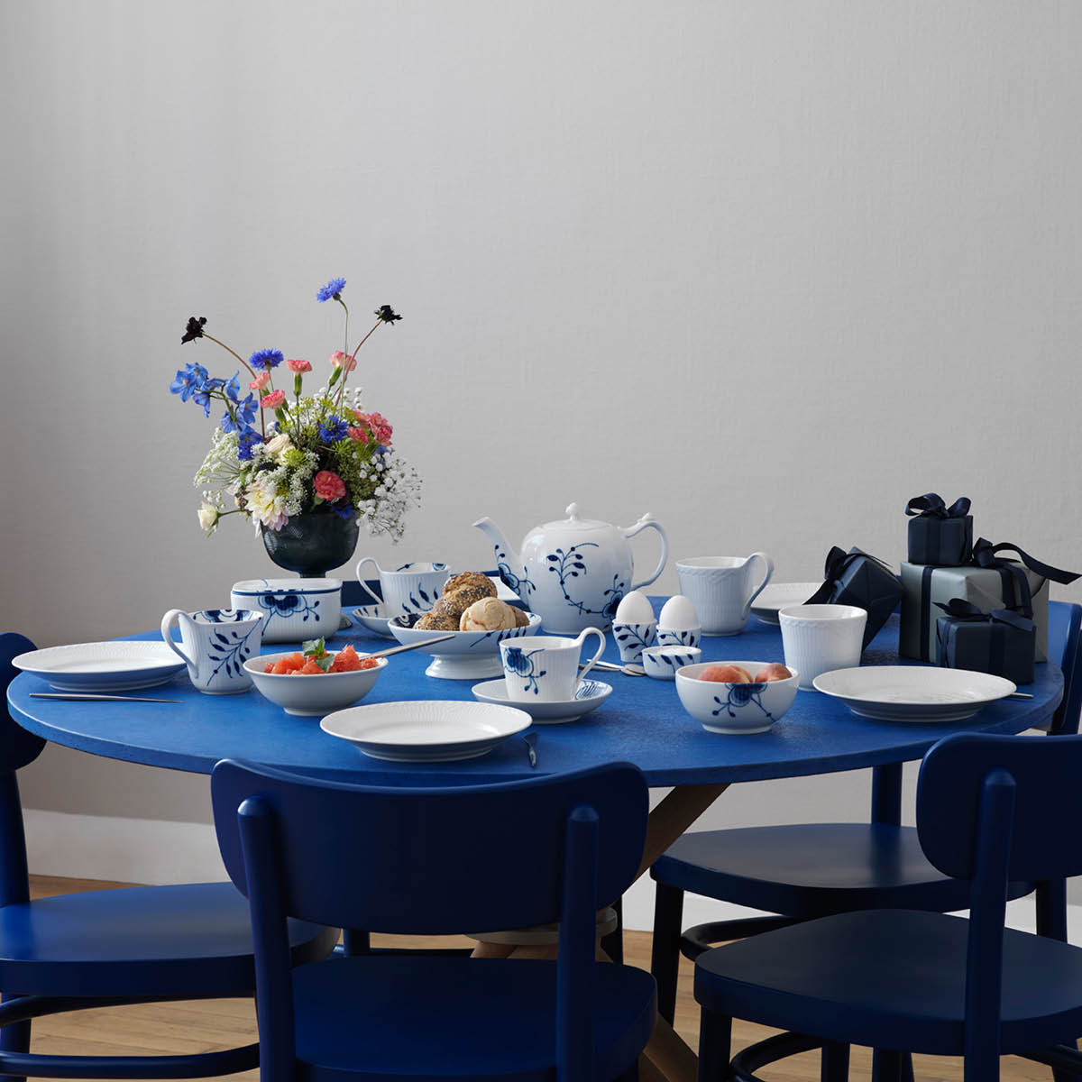 Royal Copenhagen Blå Mega Riflet kopp med høyt håndtak og fat 24 cl