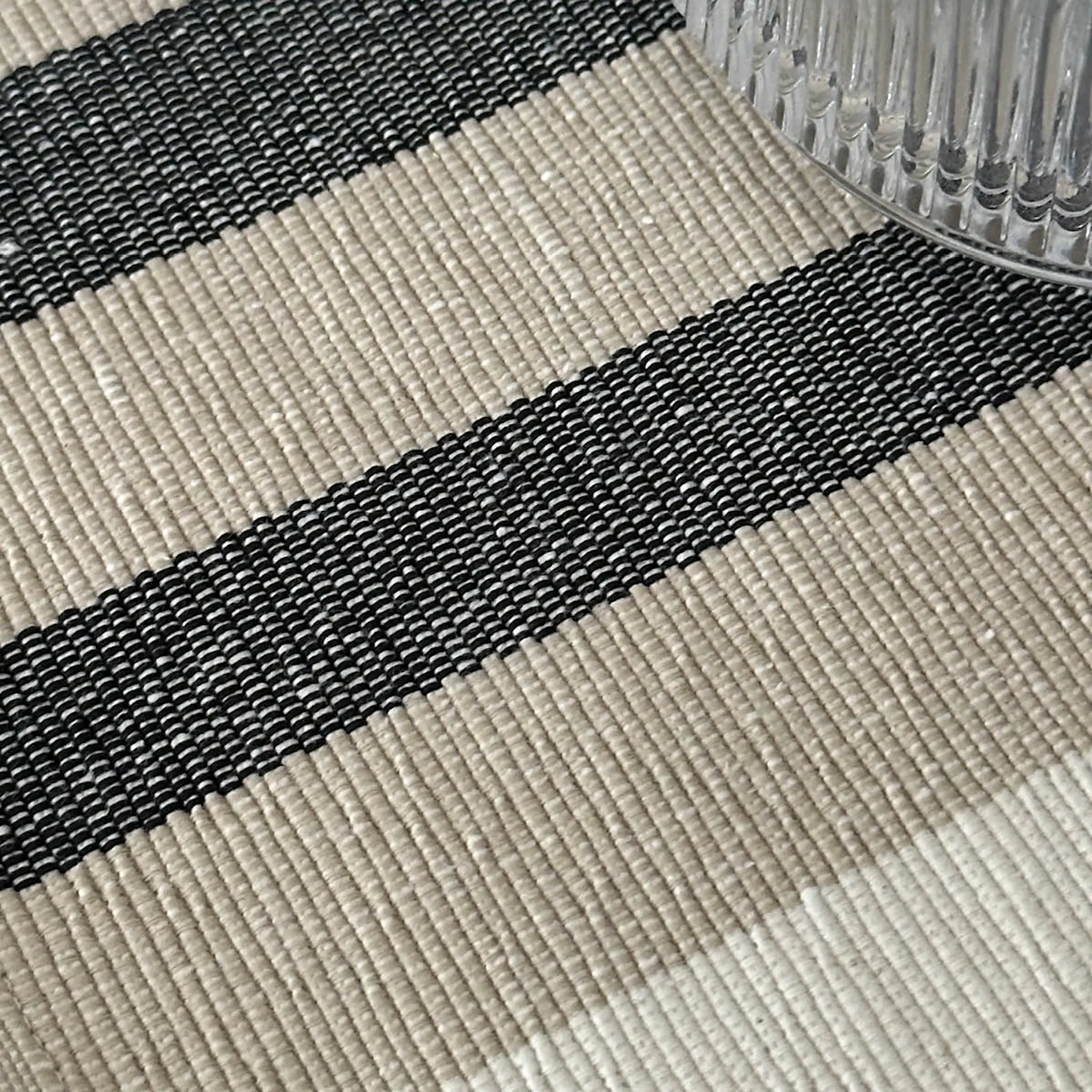 Stelton Vibeke Klint pöytätabletti leveä viiva 33x48 cm valkoinen
