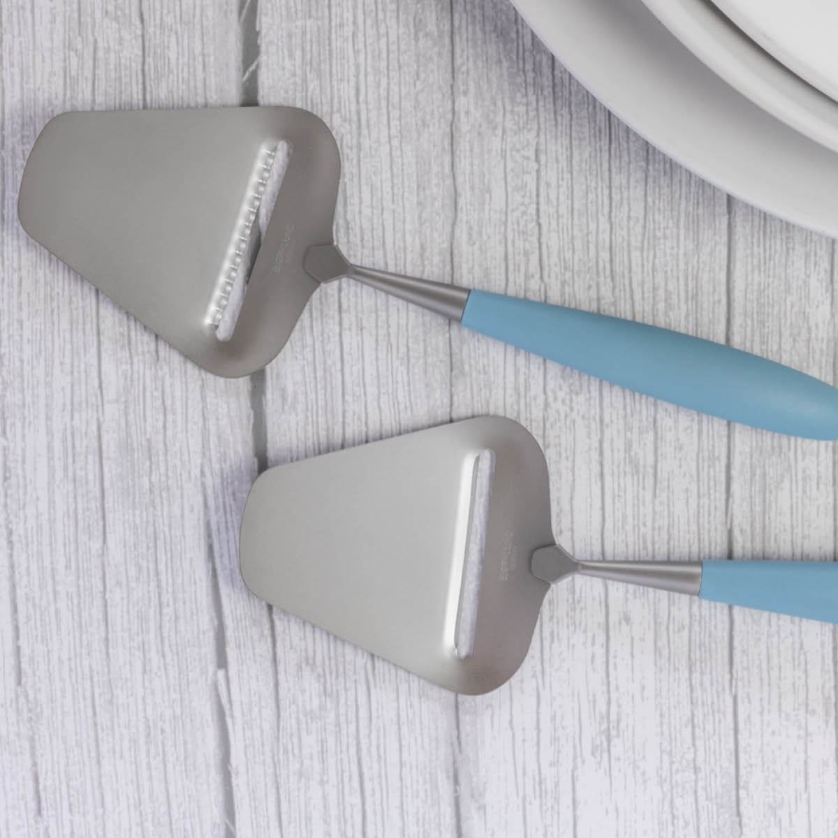 Bjørklund Osthyvel med räfflor 27,5 cm dimblå