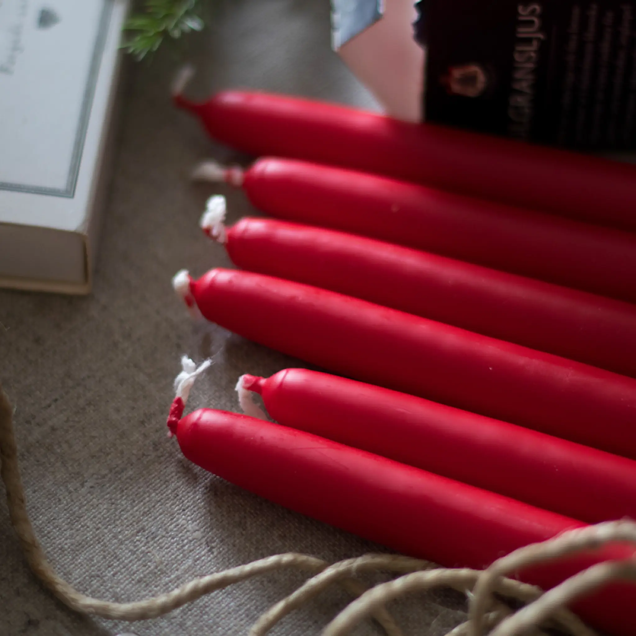 Liljeholmens Christina Antiikkikynttilä 26 cm 4 kpl Punainen