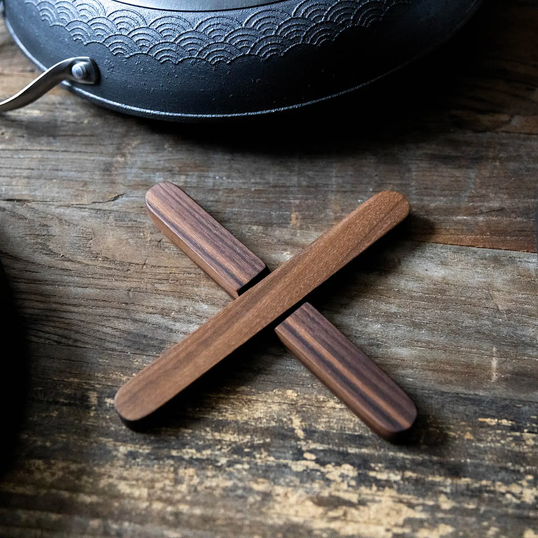 Satake Magneettinen pannunalunen 19 cm Pähkinäpuu