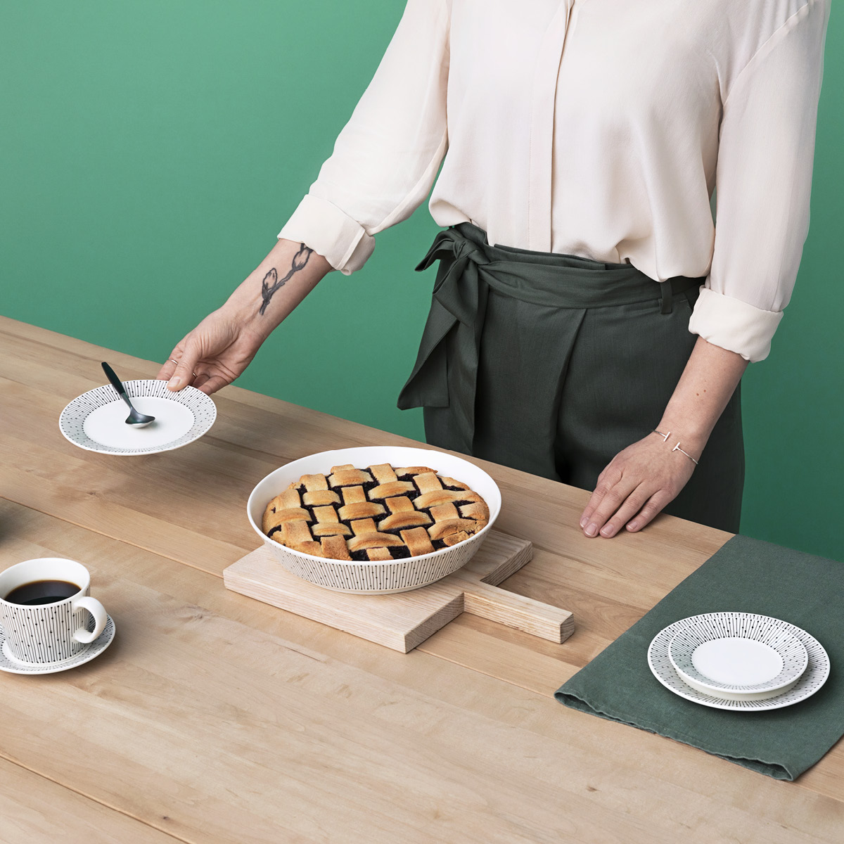 Arabia Mainio Sarastus Tallrik Djup 23 cm Vit/Svart