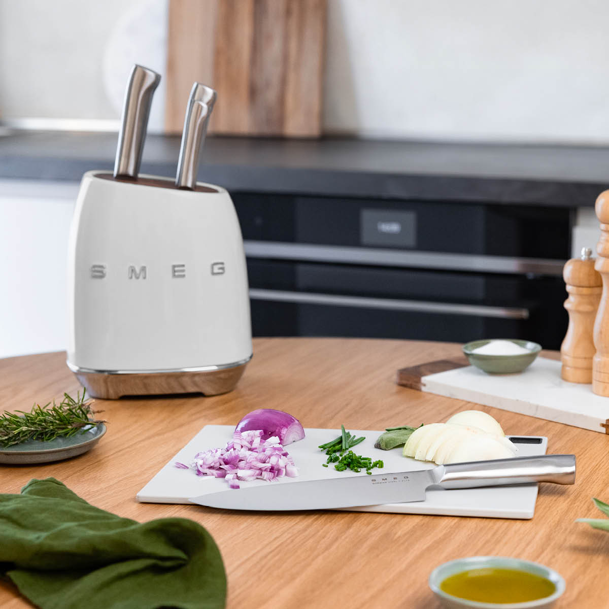 Smeg Smeg knivblock med 6 knivar KBSF02 vit