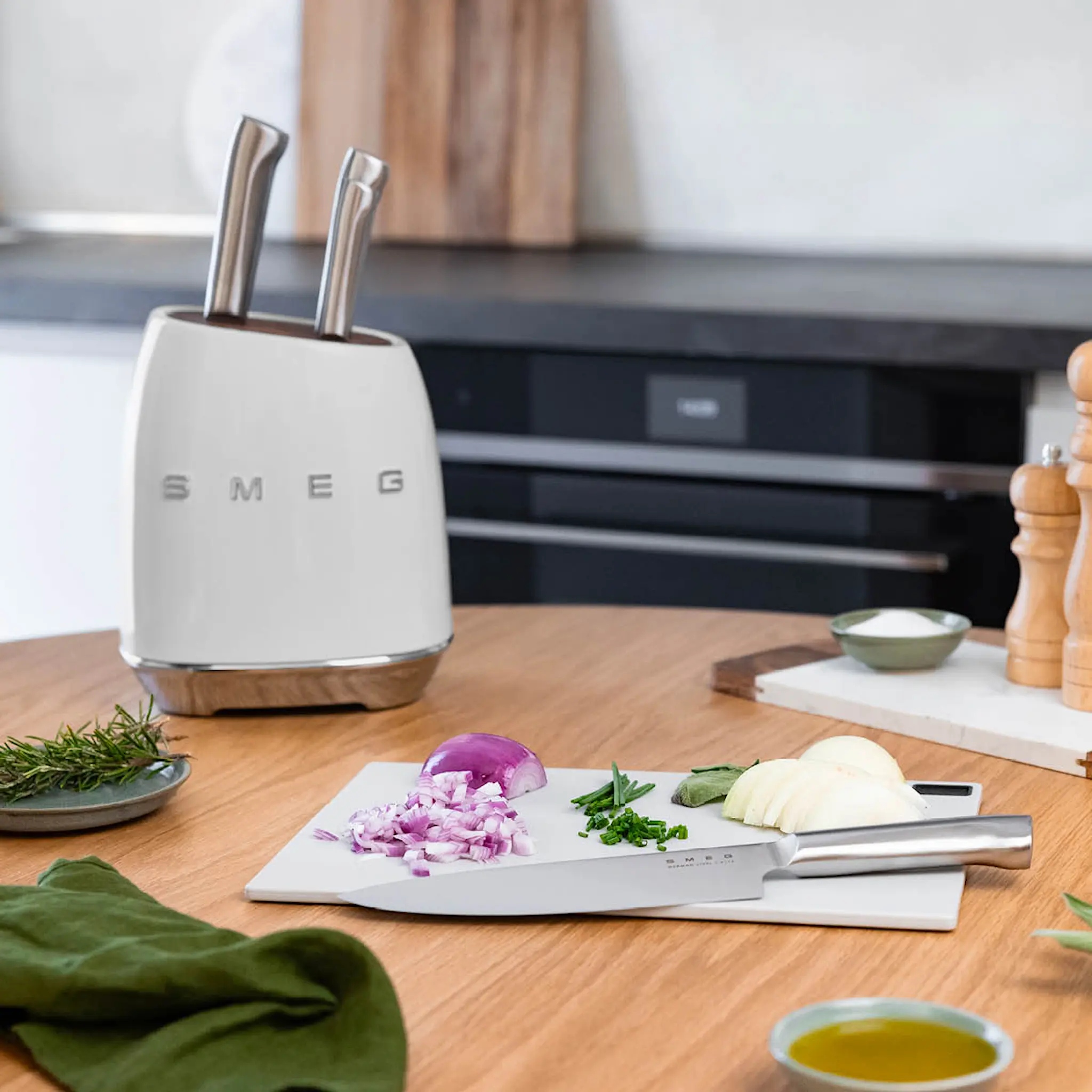 Smeg Smeg knivblock med 6 knivar KBSF02 vit