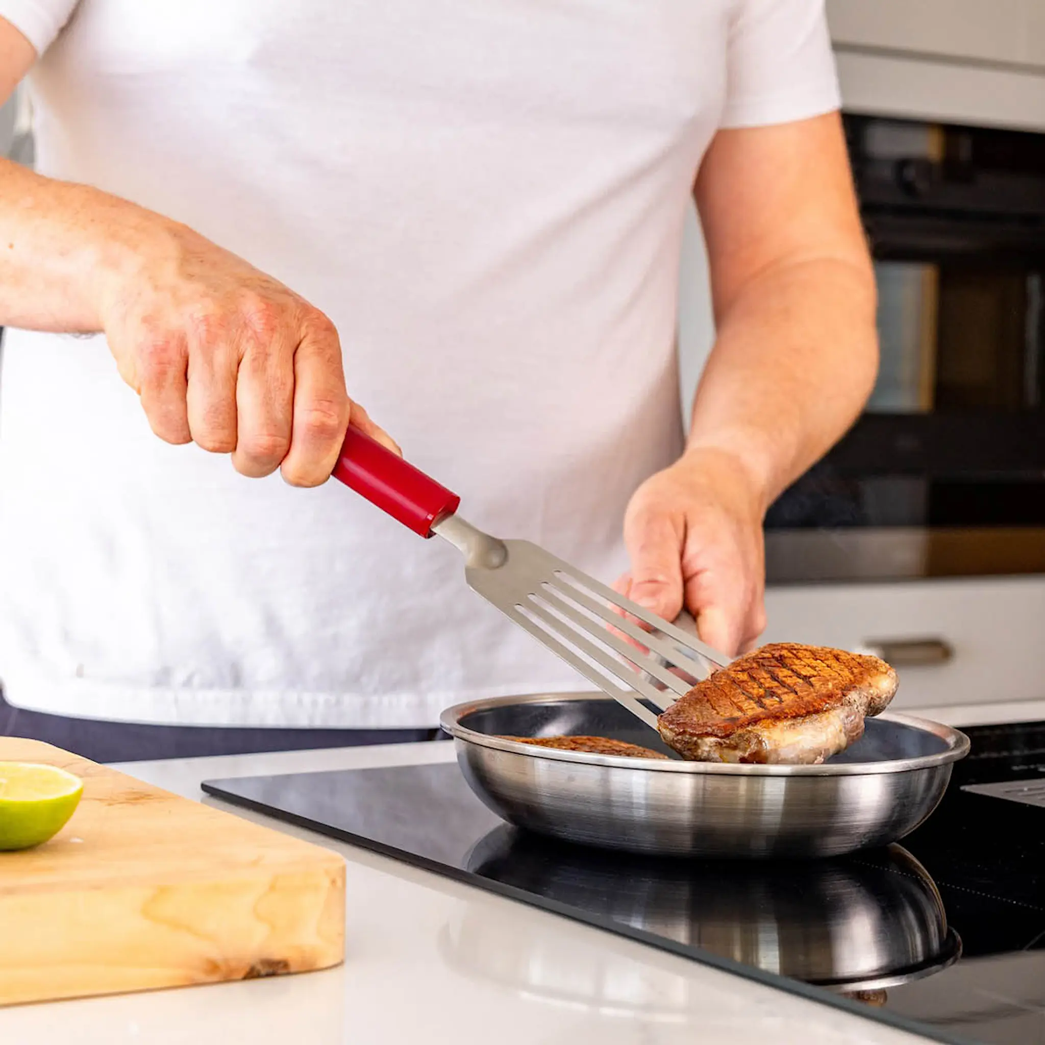 KitchenAid KitchenAid Classic stekespade perforert 32 cm empire red