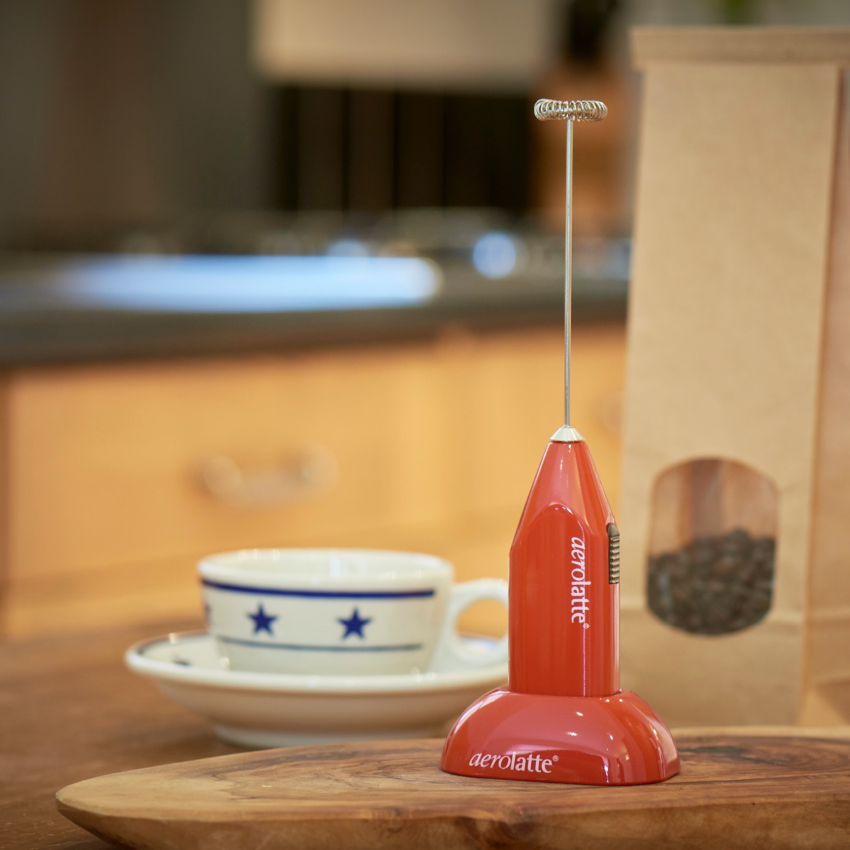 Aerolatte Mjölkskummare med hållare röd