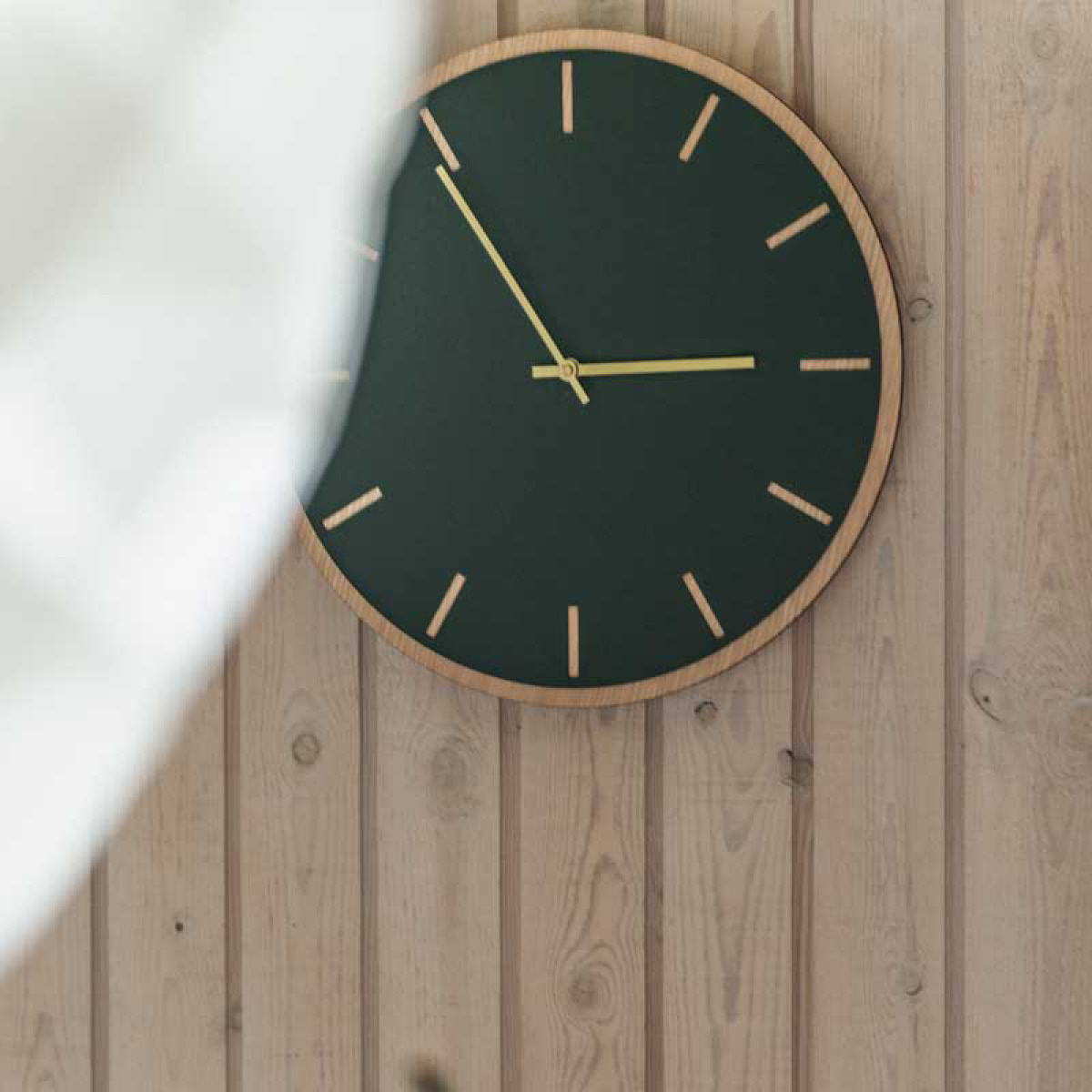 Hemverk Conifer Oak Seinäkello 28 cm Tummanvihreä/Kulta