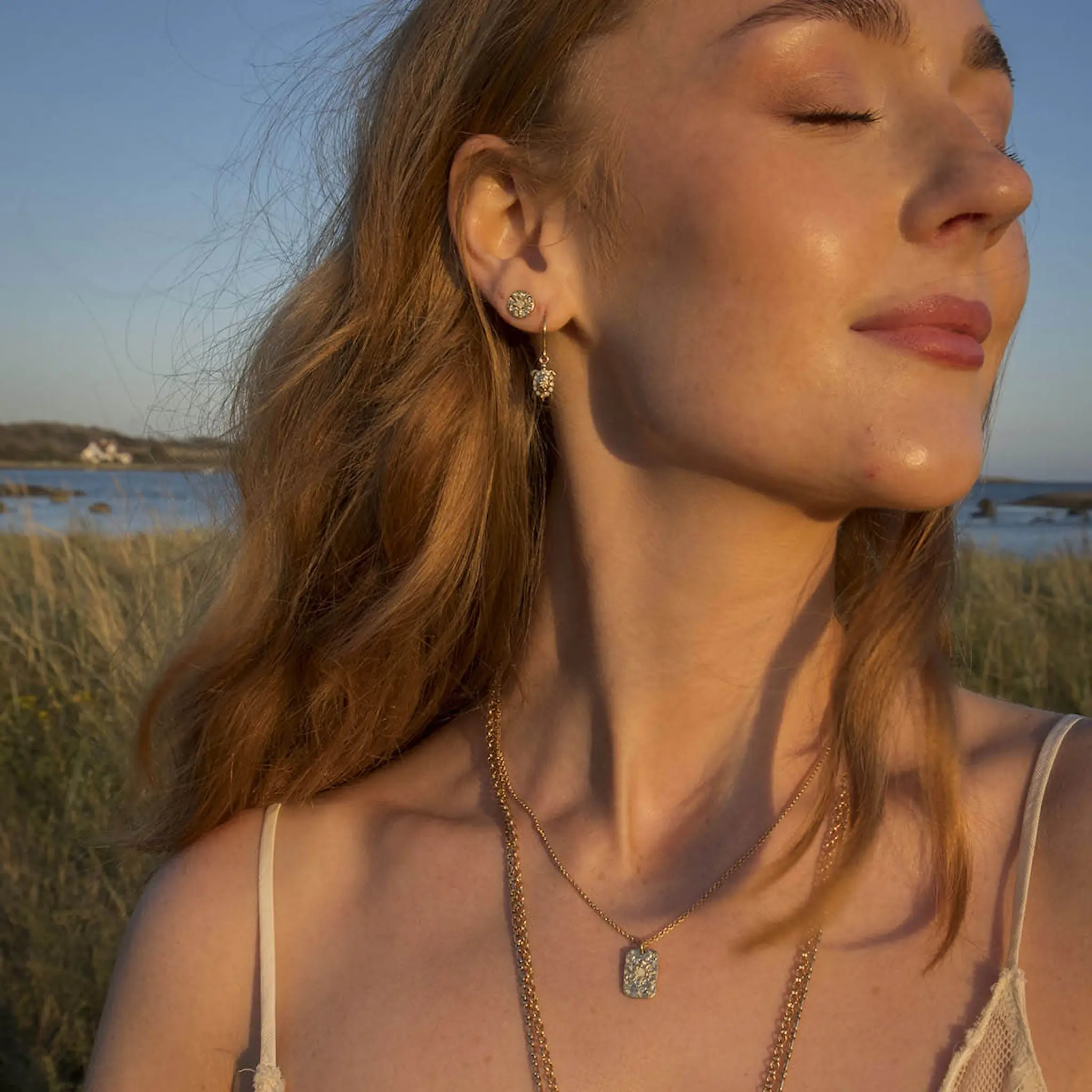 A&C Oslo AS Solstice Gold små øredobber 8 mm gull