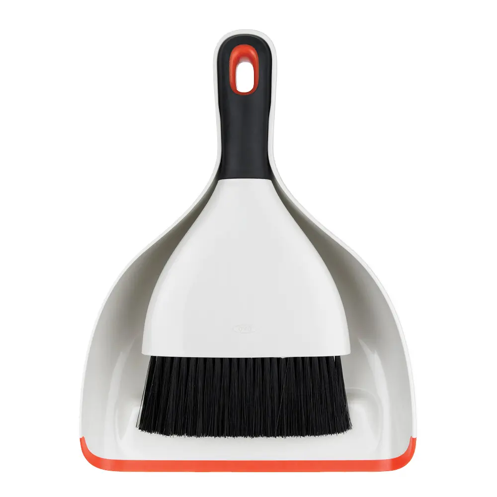 Kost og feiebrett svart/hvit