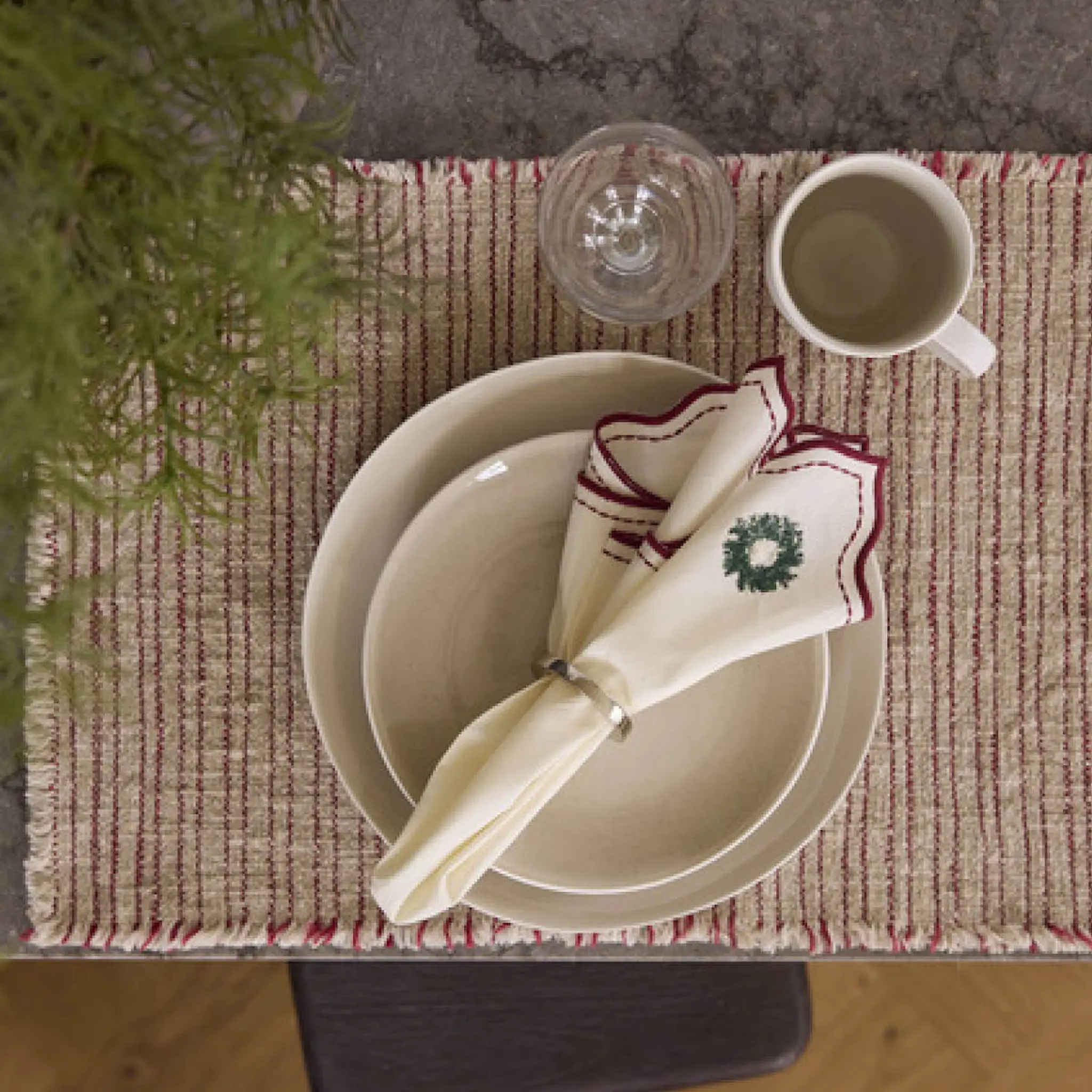 Holmen Elina servett 45x45 cm vit med broderi