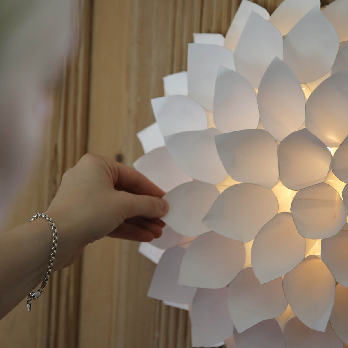 Markslöjd Dahlia Vegg-/borddekorasjon 35 cm hvit