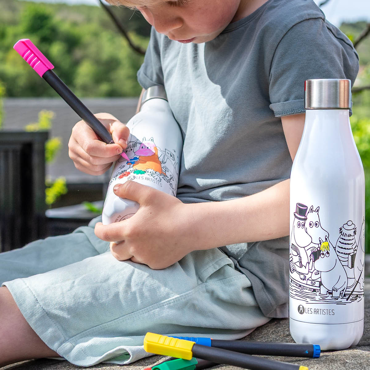 Les Artistes Bottle Up Mumin termoflaska 0,5 L med pennor vit/multi