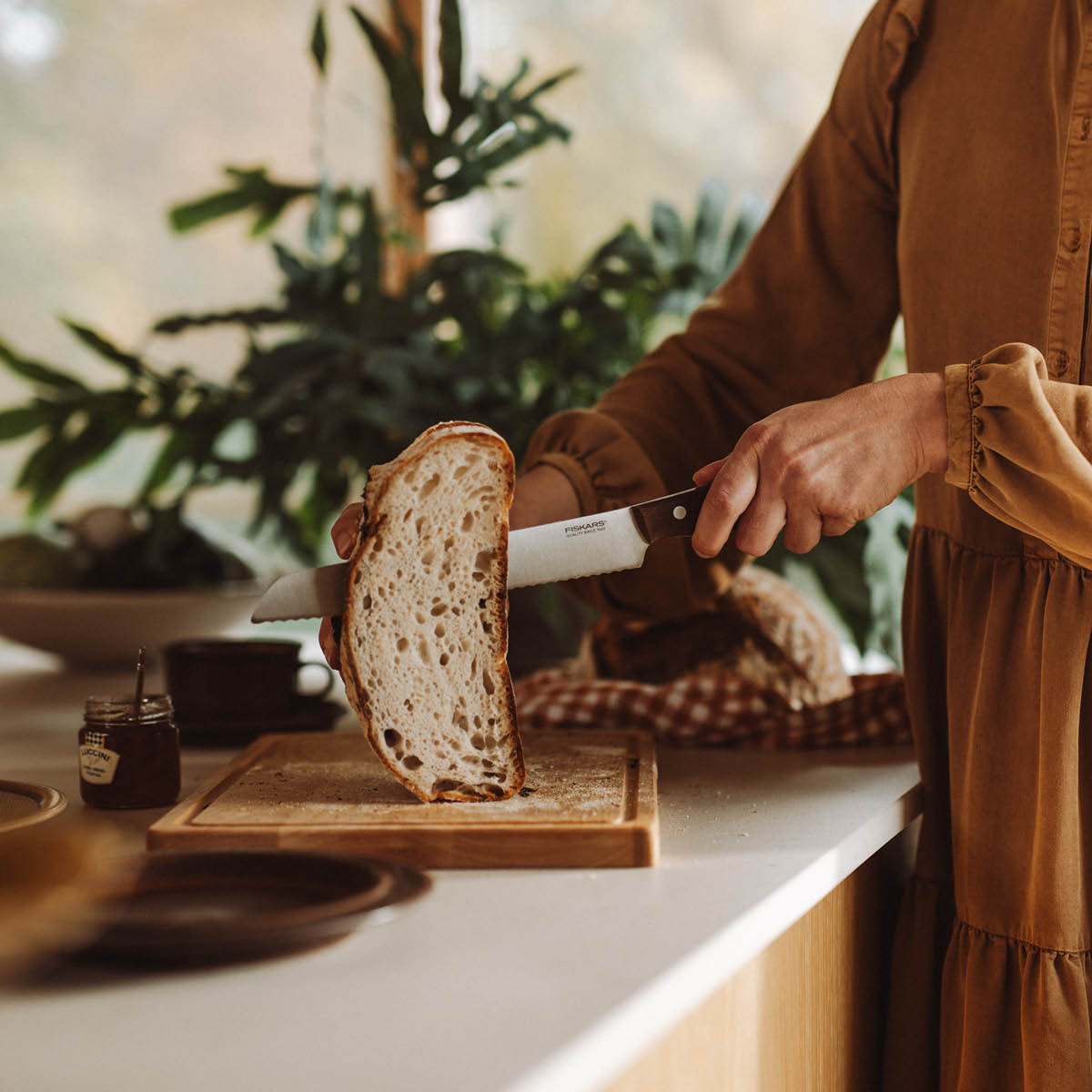 Fiskars Folken brødkniv 21 cm tre/stål