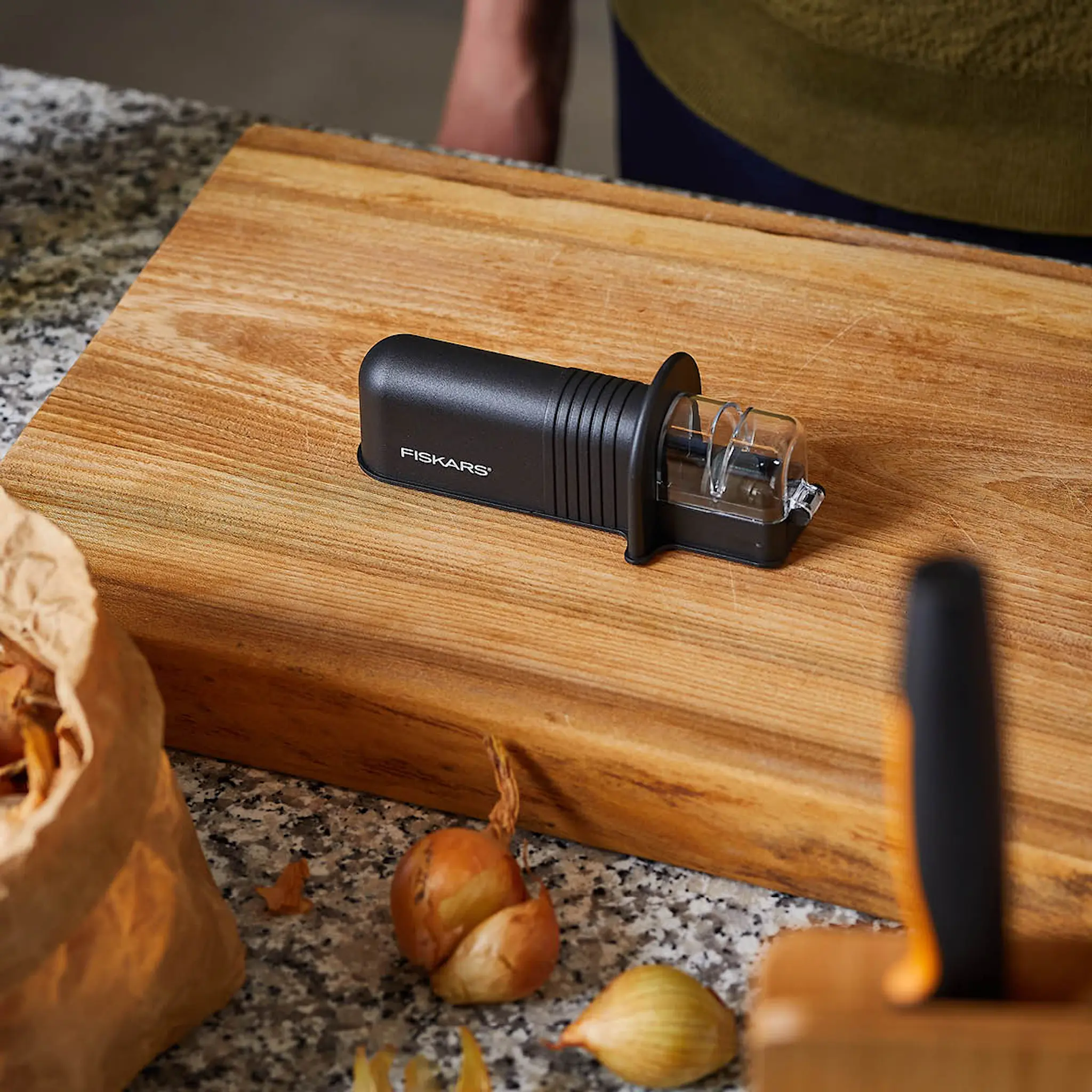 Fiskars Essential Roll-Sharp Veitsenteroitin Musta