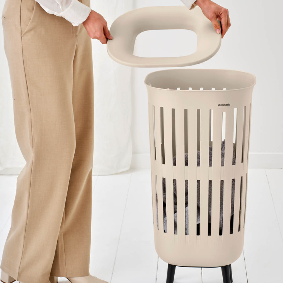 Brabantia Collect-It tvättkorg med ben 55 L soft beige