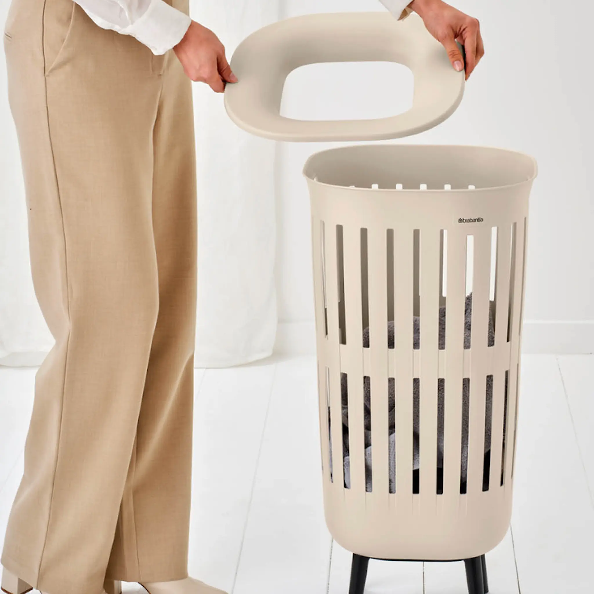 Brabantia Collect-It tvättkorg med ben 55 L soft beige