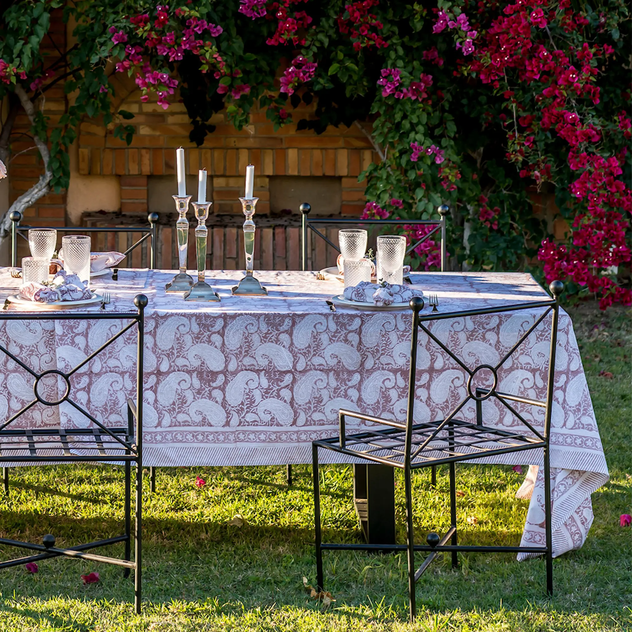 Chamois Big Paisley Pöytäliina 150x350 cm Fuchsia Rose