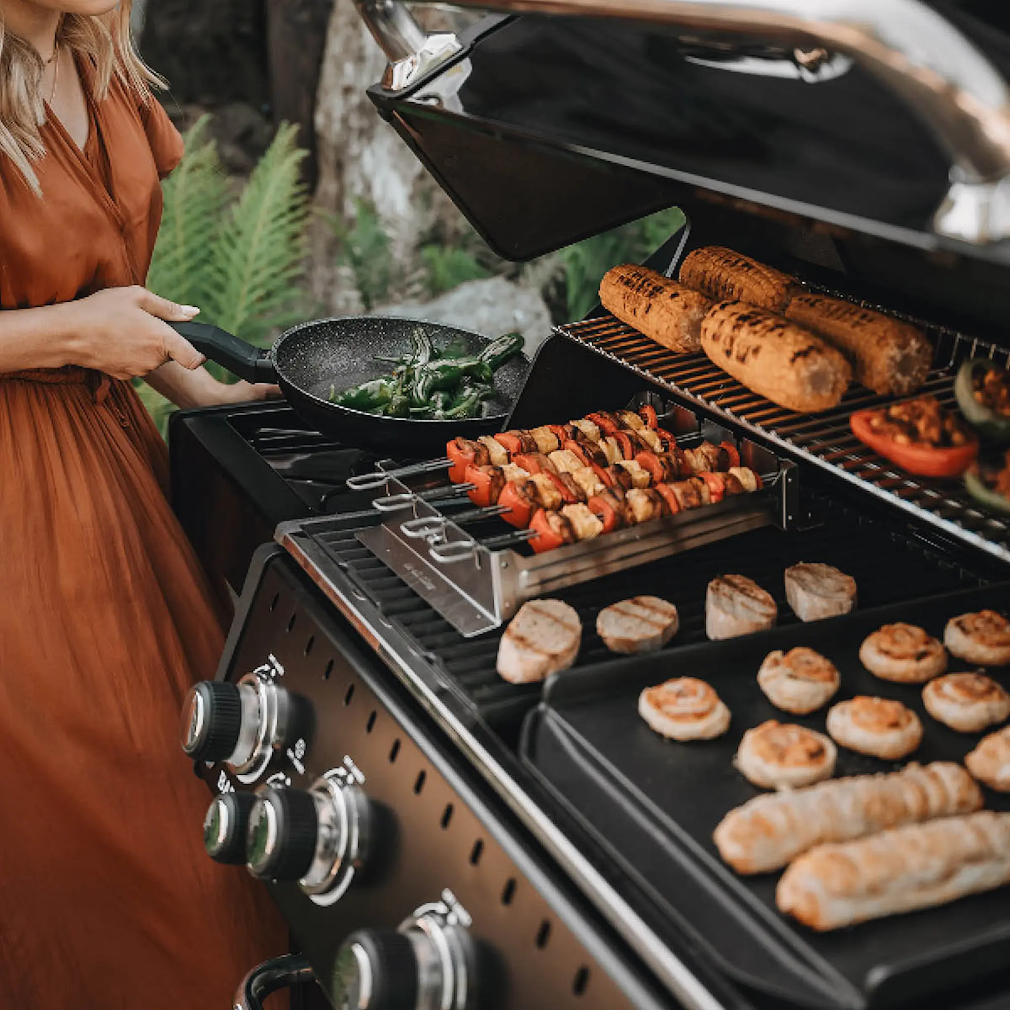 Broil King Gasolgrill Baron 490 Shadow med rotisserie och sidobrännare