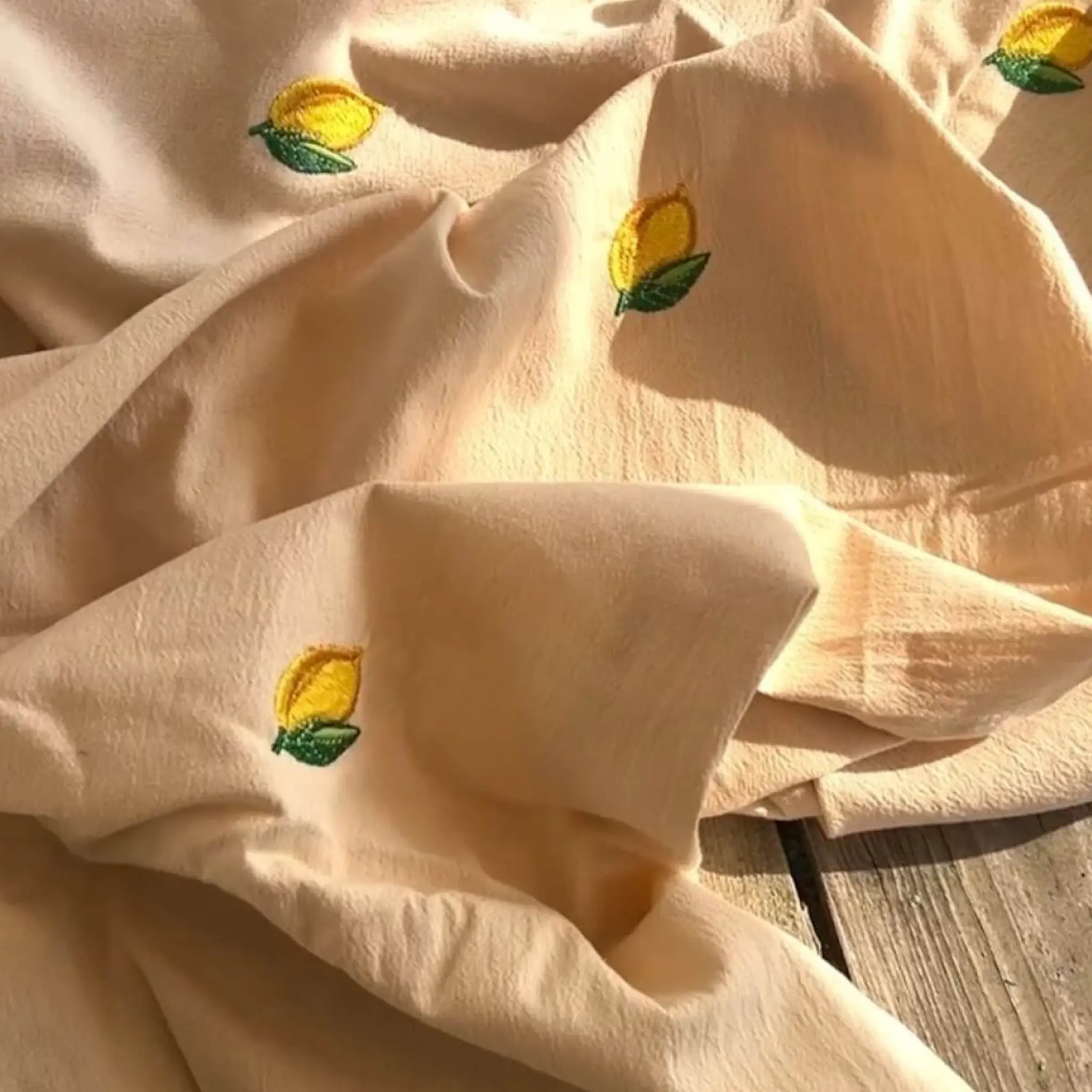 Midnatt Lemon bordsduk 180x145 cm beige/gul