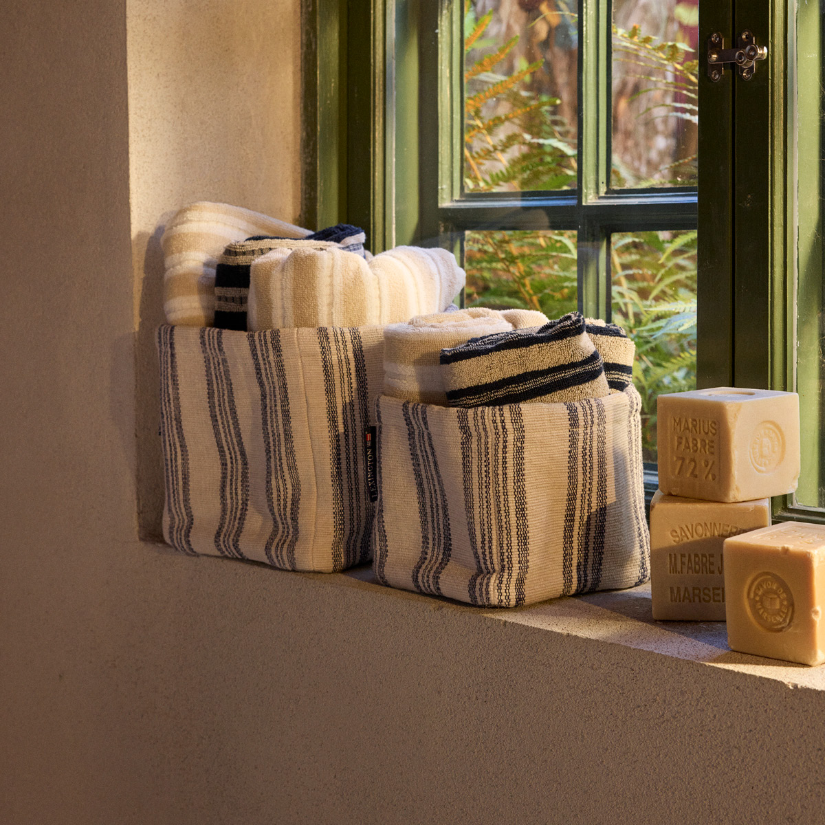 Lexington Randig handduk frotté 70x130 cm ljusbeige/off-white