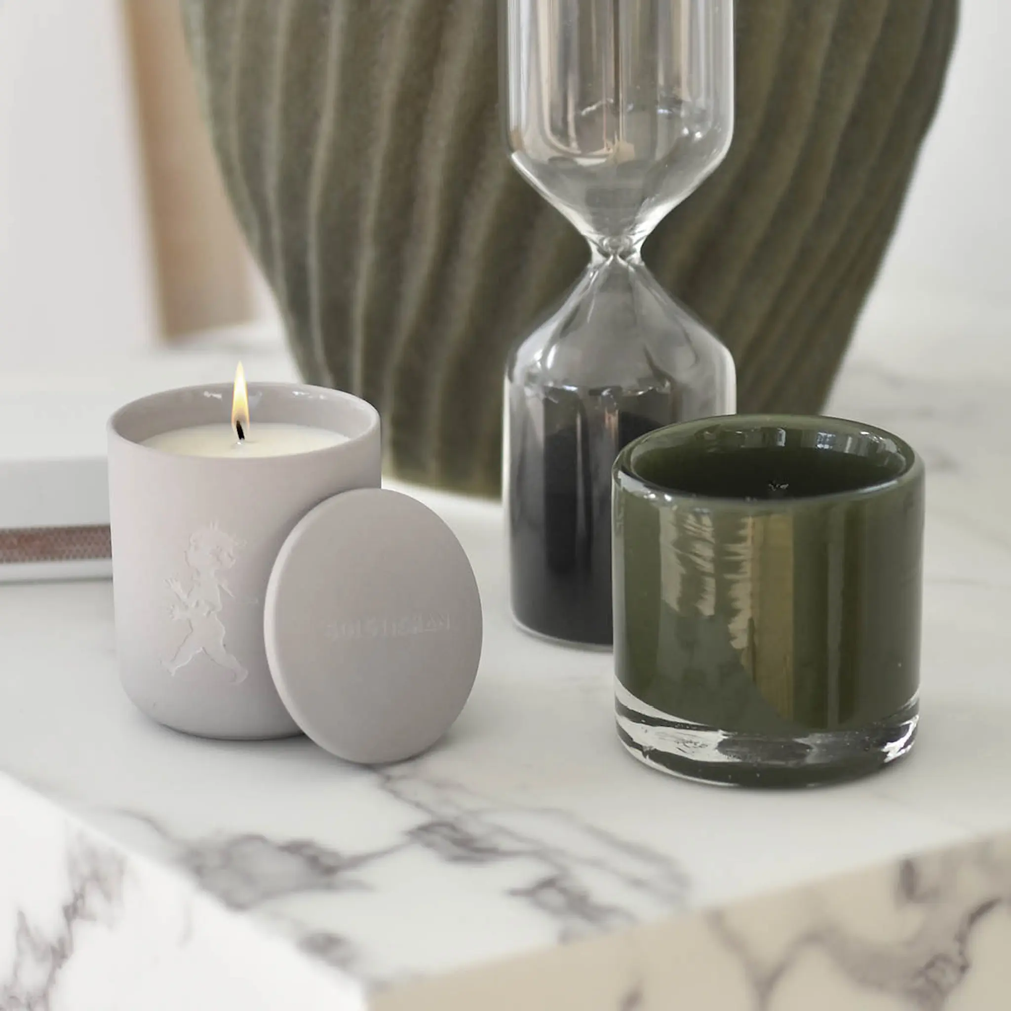 SOLSTICKAN Duftlys i keramikk 9×7,5 cm lys grå (havbris)