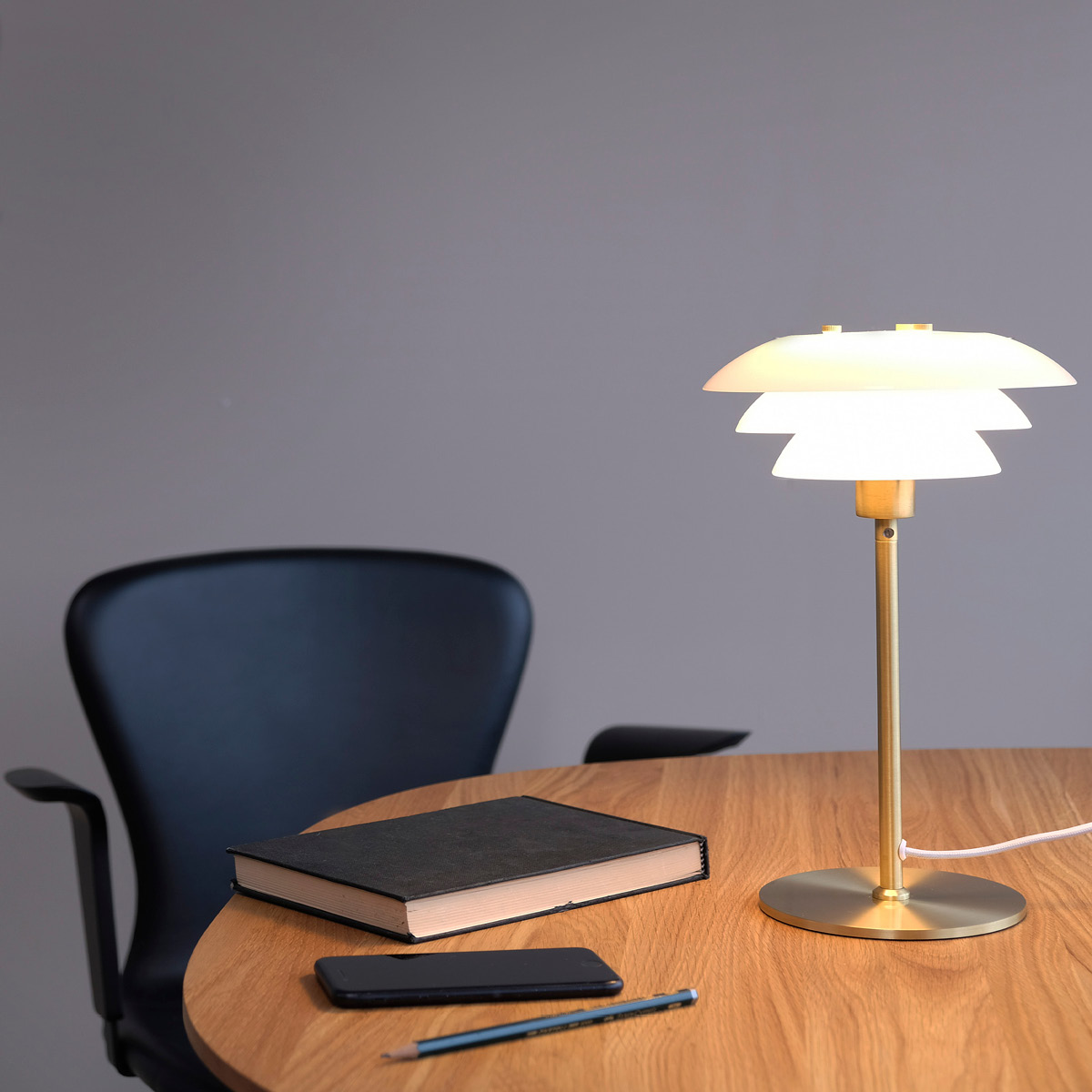 Dyberg Larsen DL20 bordslampa 30 cm opal/mässing